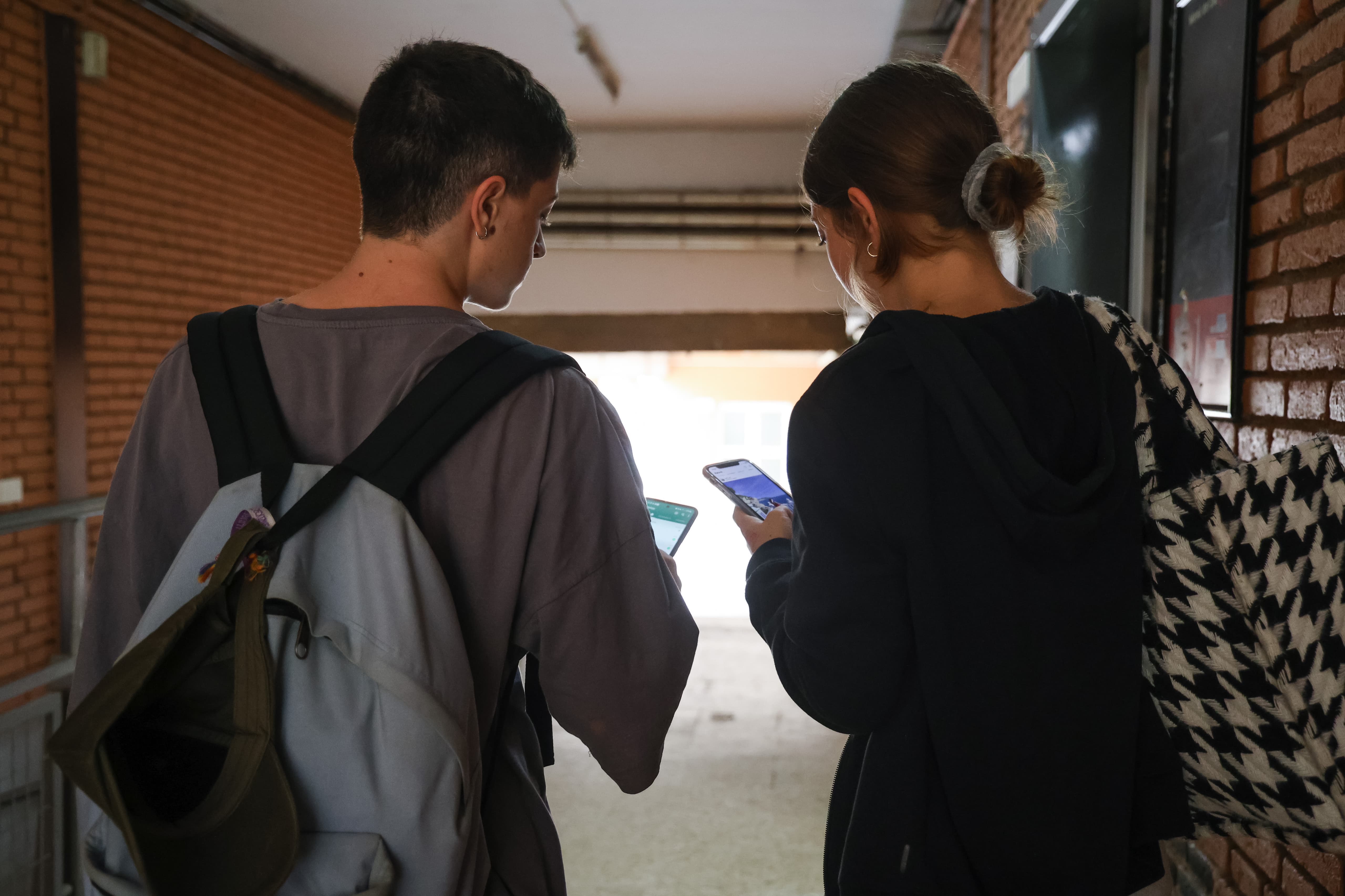 Nou curs amb mòbils prohibits dins i fora de l’aula: “Els estudiants parlen més entre ells”