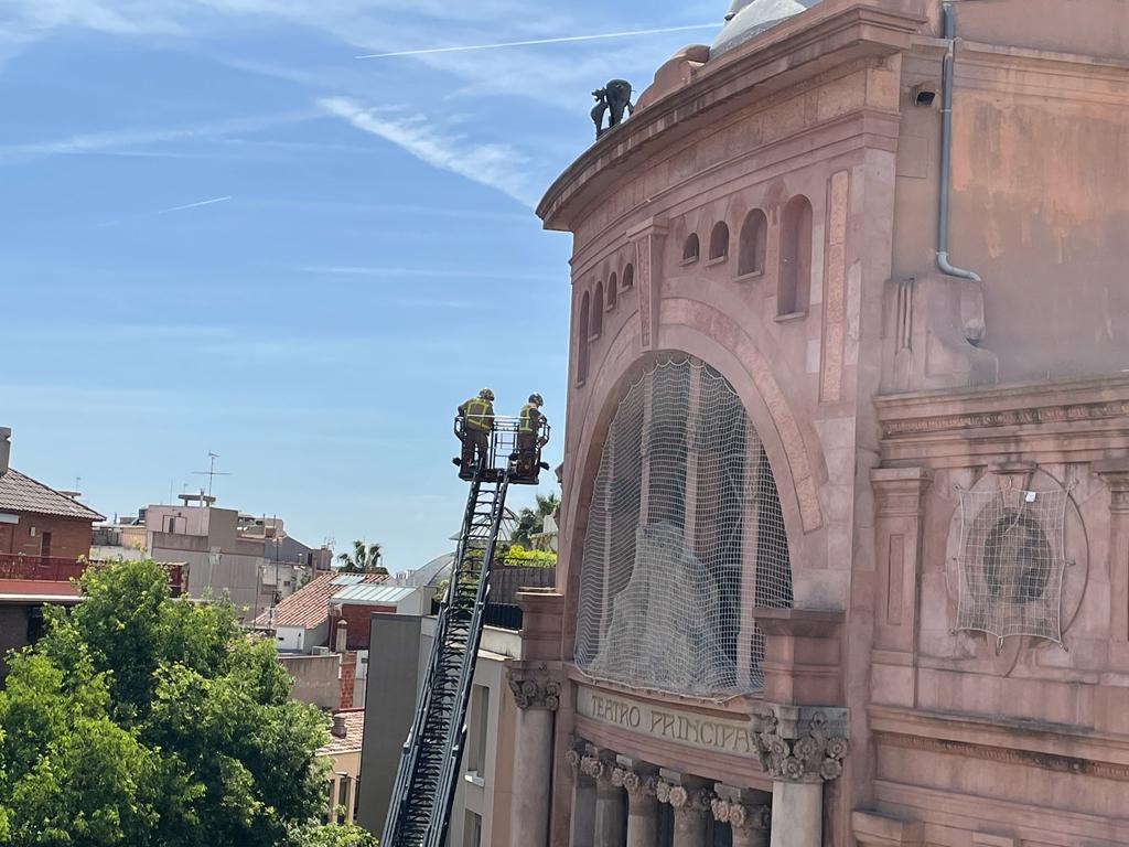 Els bombers rescaten una au atrapada a la façana del Teatre Principal