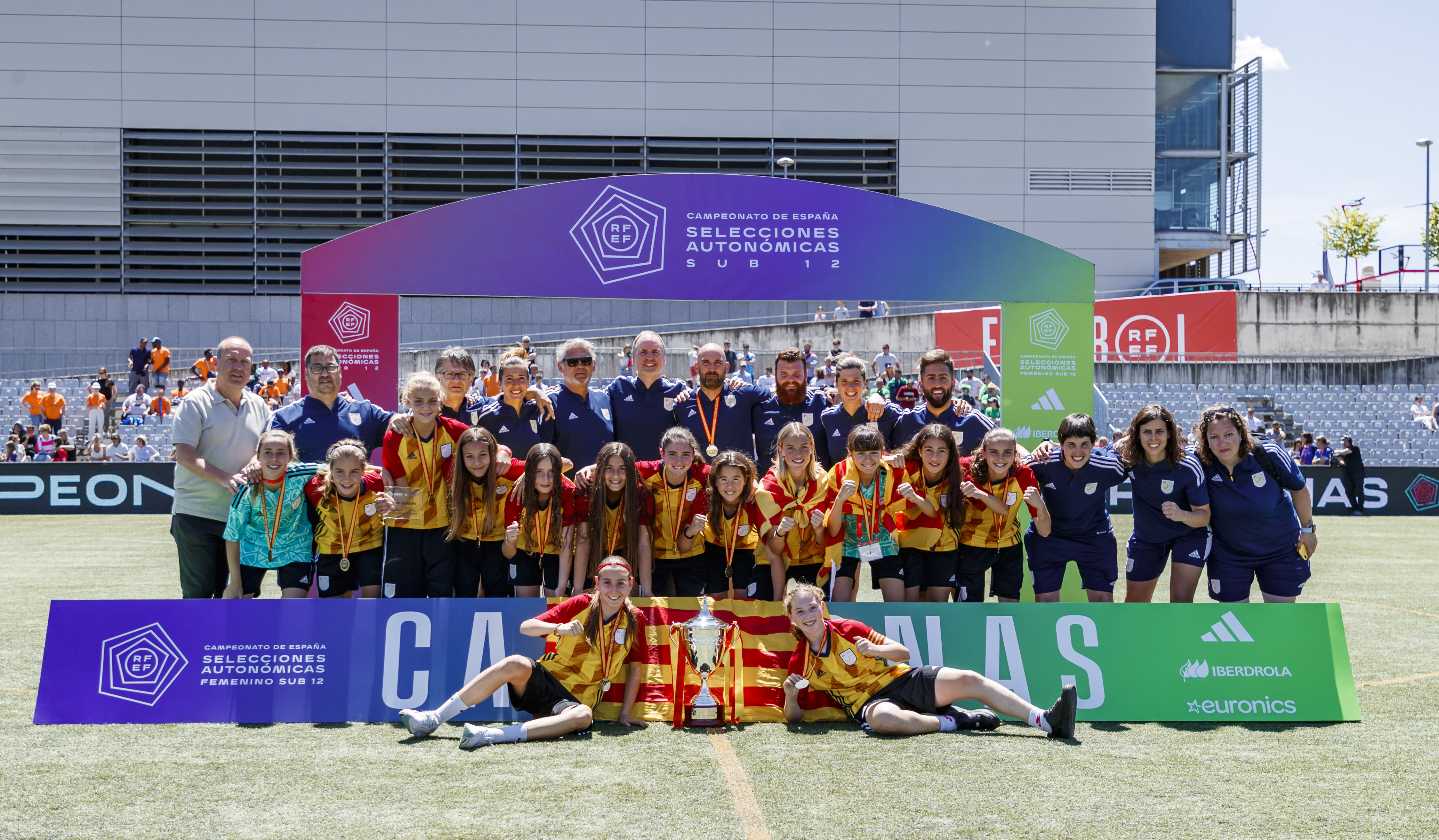 Dues jugadores de Terrassa, campiones d'Espanya sub-12 de futbol amb Catalunya