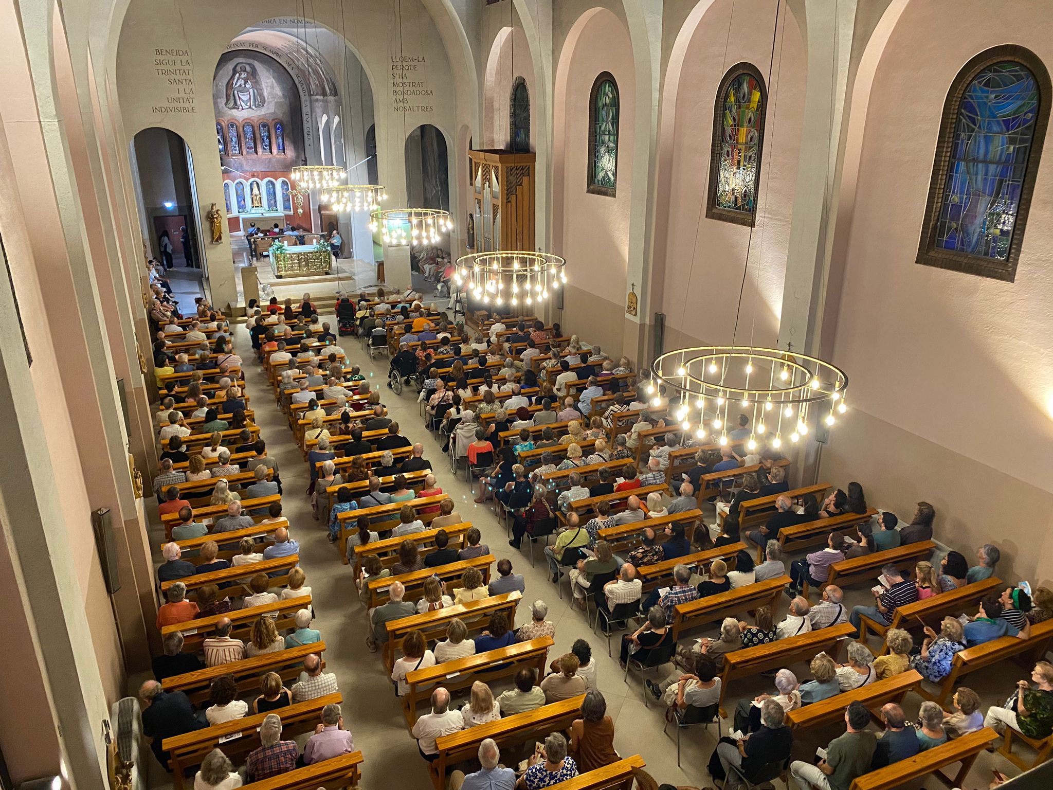Ple a vessar en el concert de l'organista del Vaticà a la parròquia de la Santíssima Trinitat