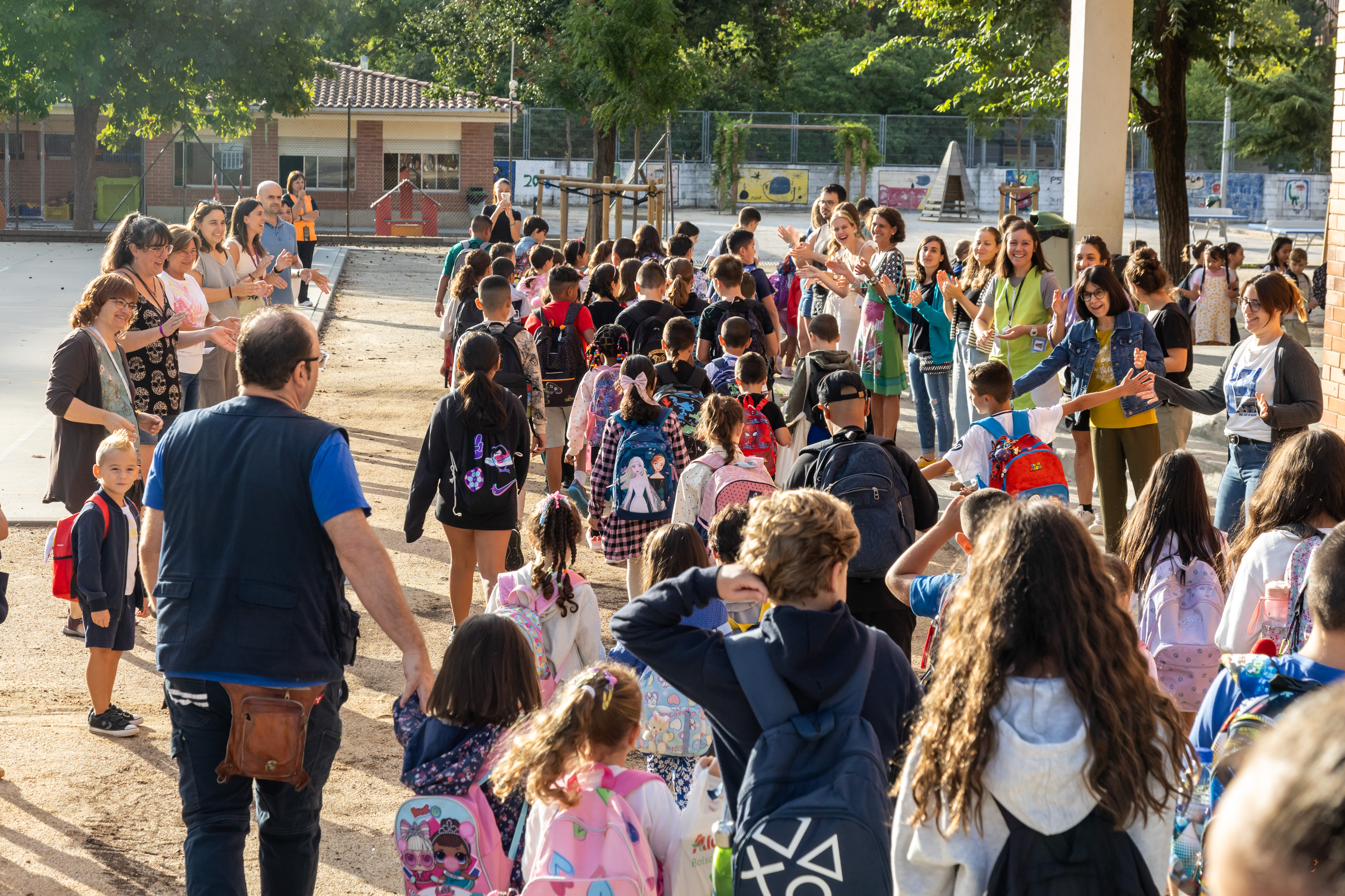 FOTOS | Més de 30.000 joves i infants tornen a les aules a Sabadell