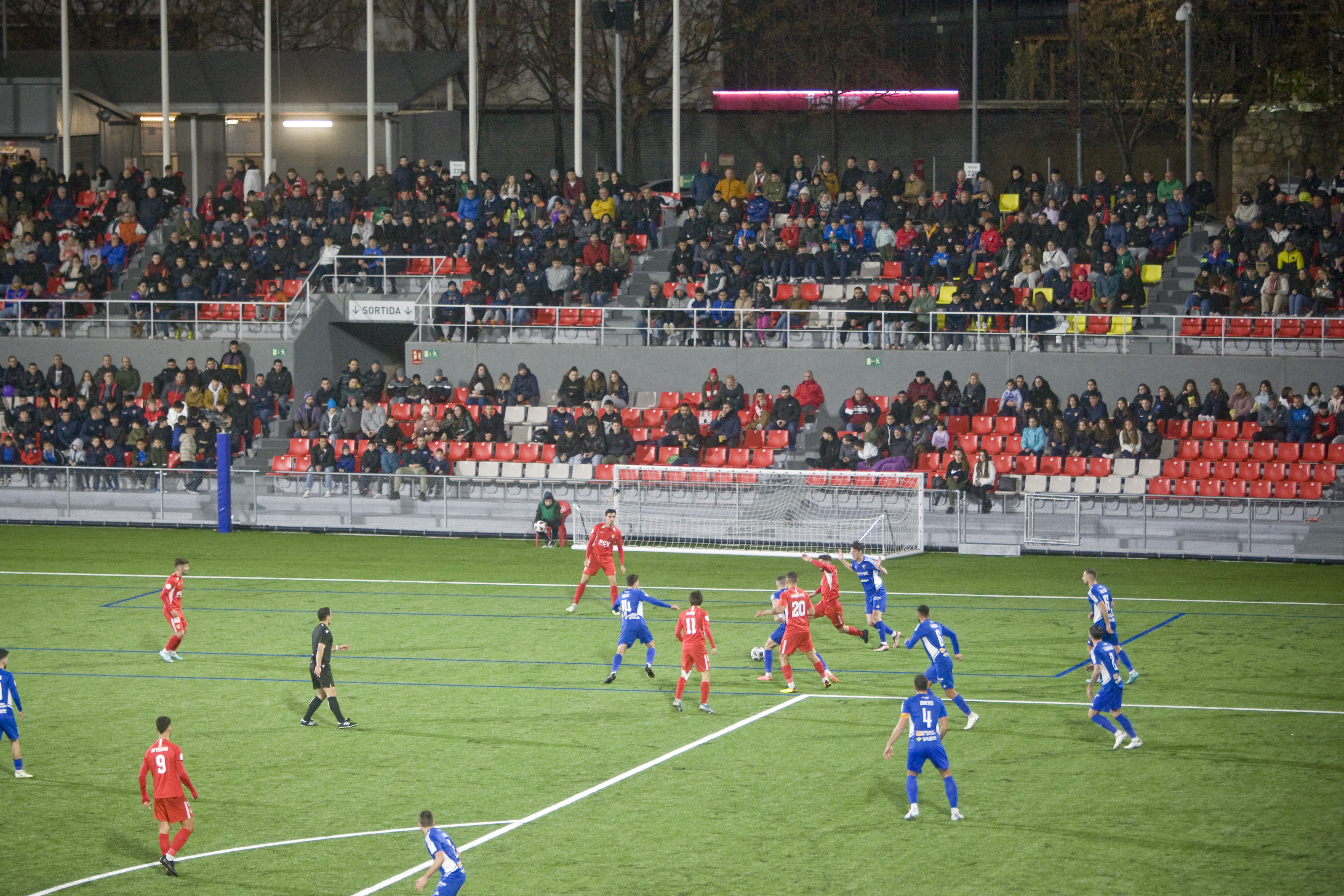 El Terrassa FC fa una campanya de recollida de llet per a Creu Roja