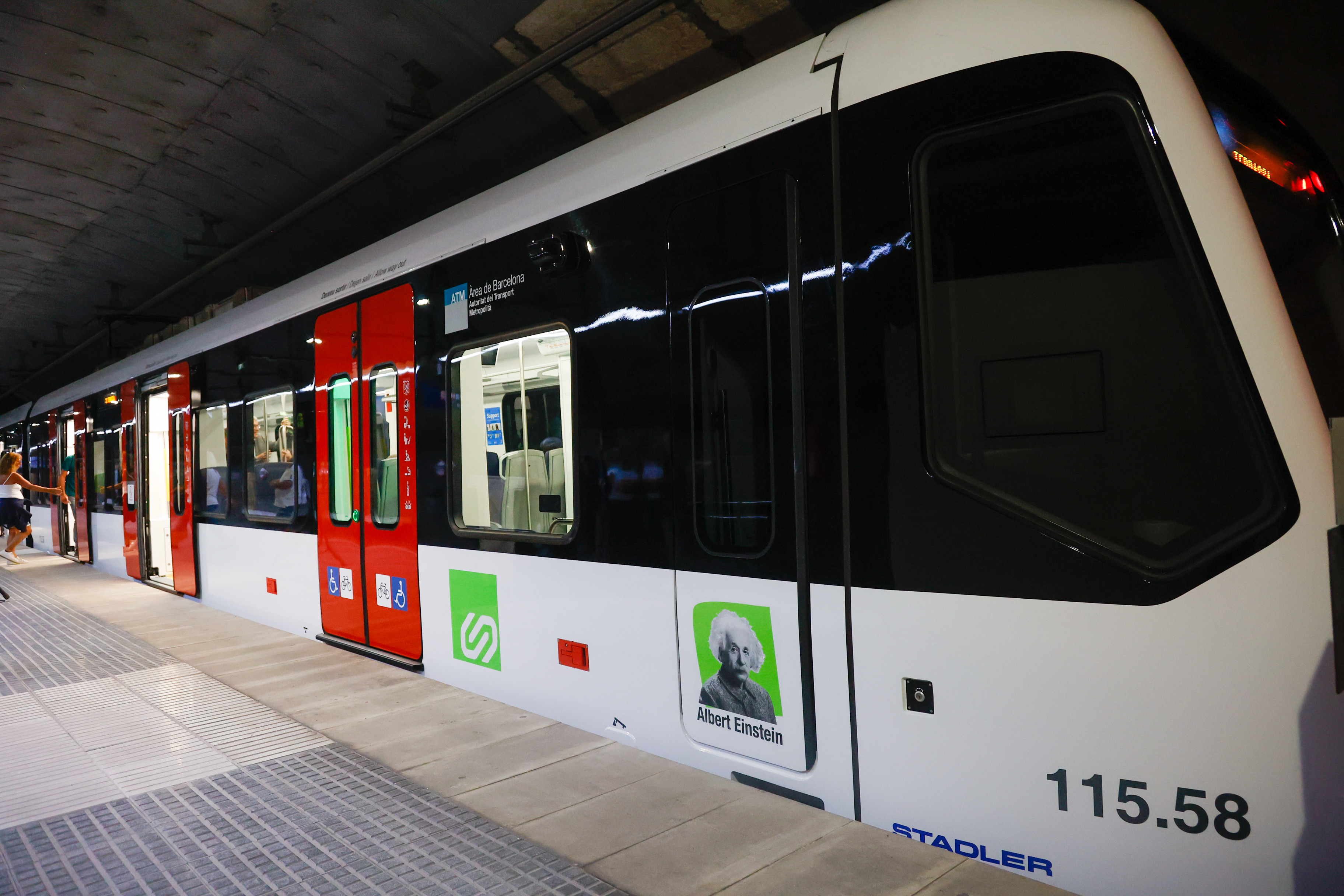 El tren d'FGC batejat com a Albert Einstein viatja cap a Terrassa - 