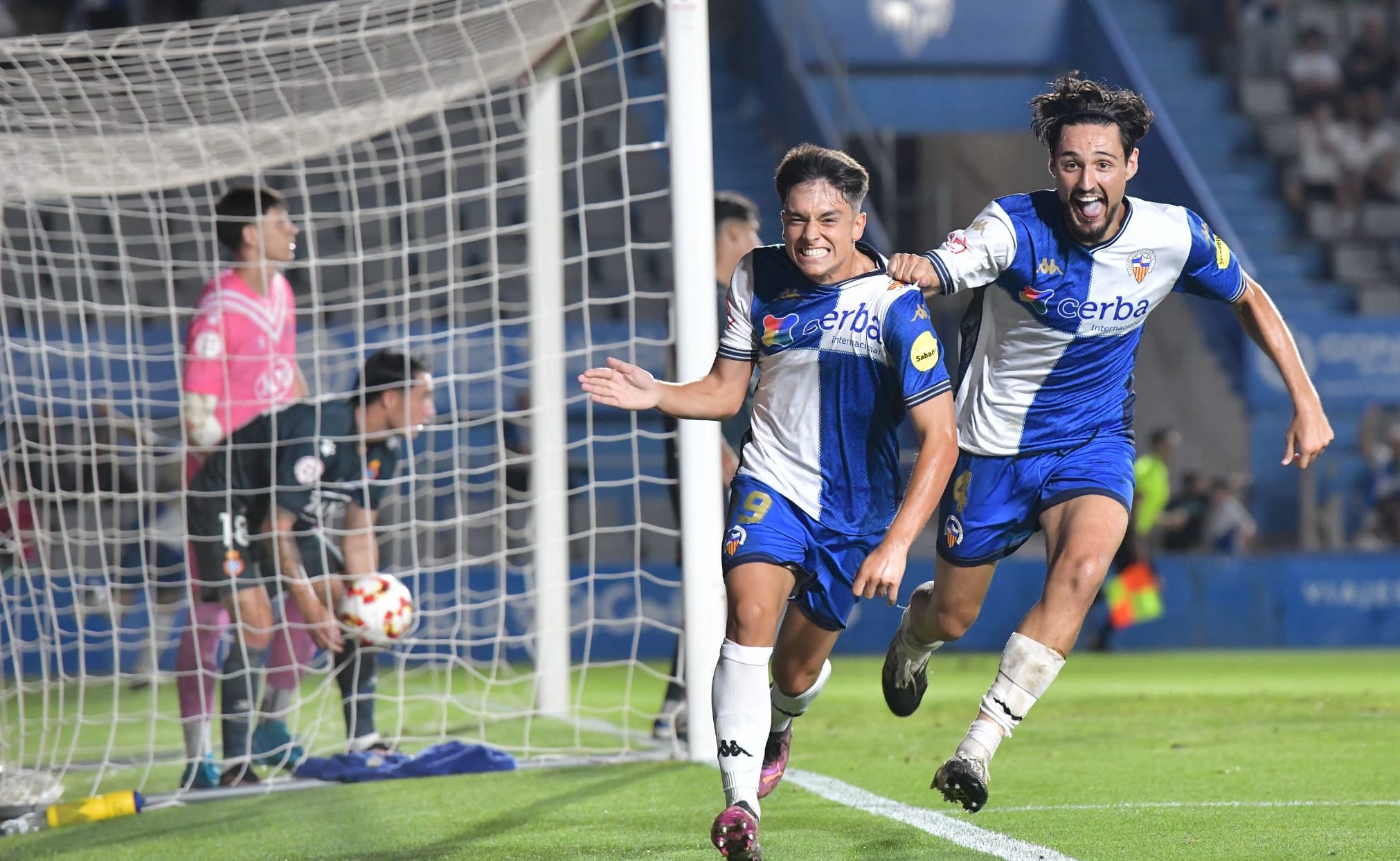 El Sabadell se suma a la Festa Major amb la primera victòria de la temporada (2-0)