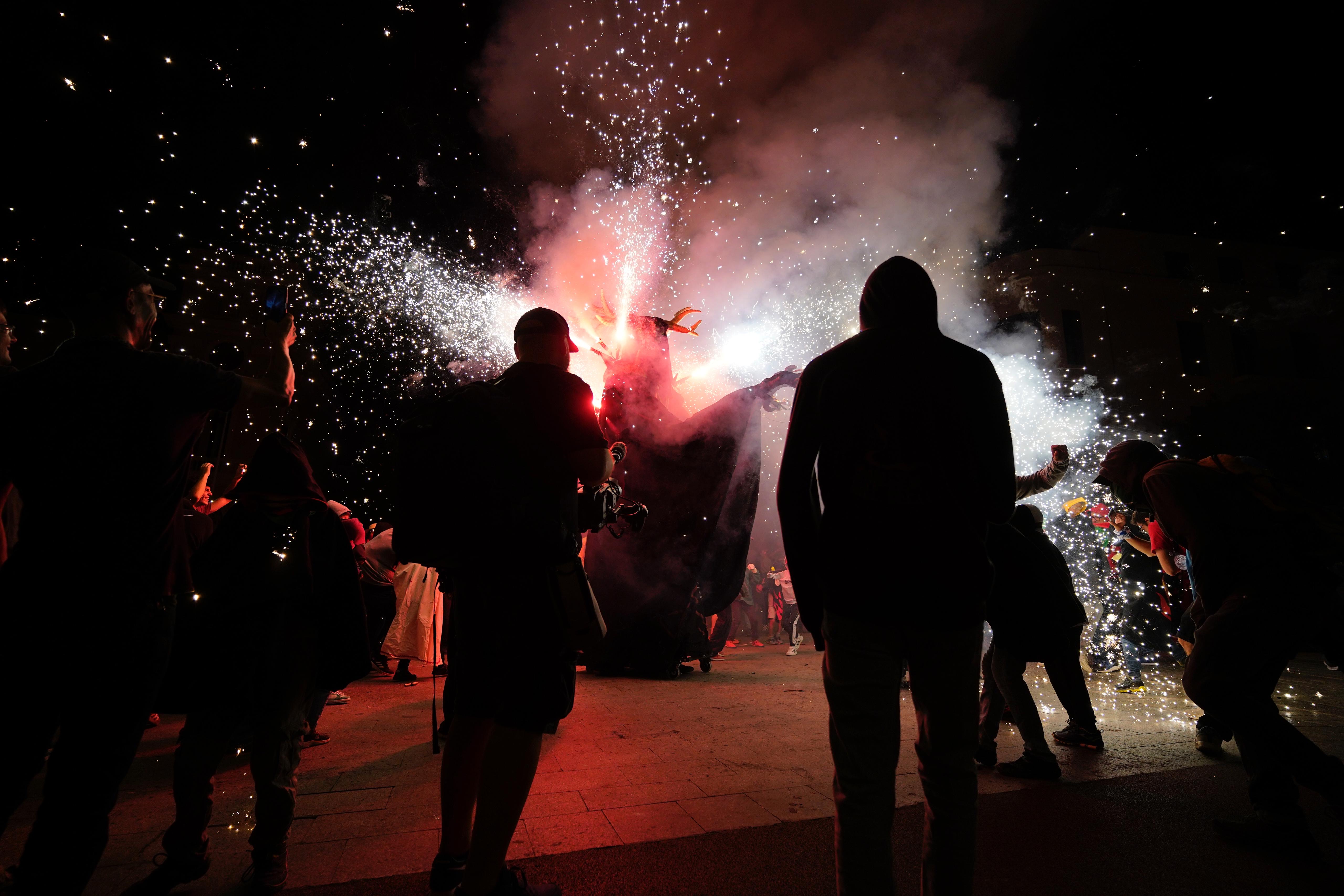 El correfoc i la cercavila de bèsties: espurna i ritme als carrers de Sabadell