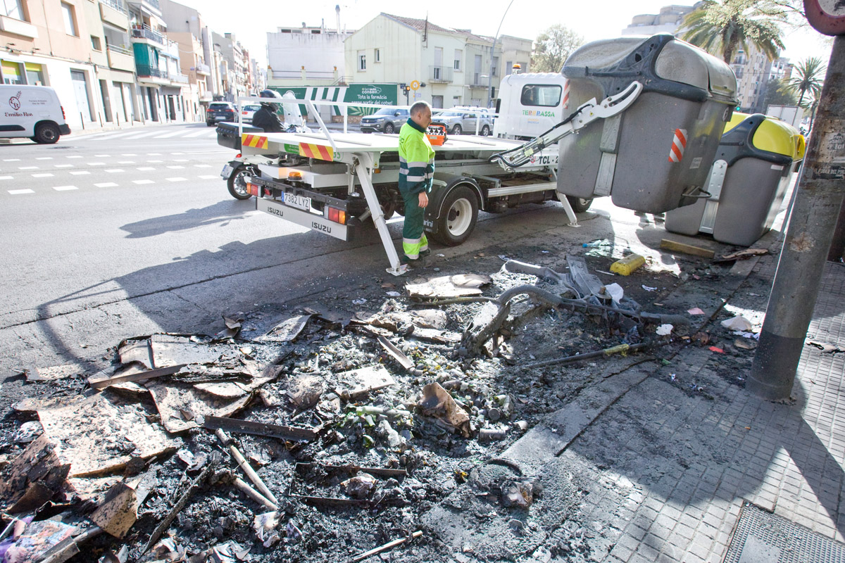 Cremen contenidors i un arbre a Terrassa