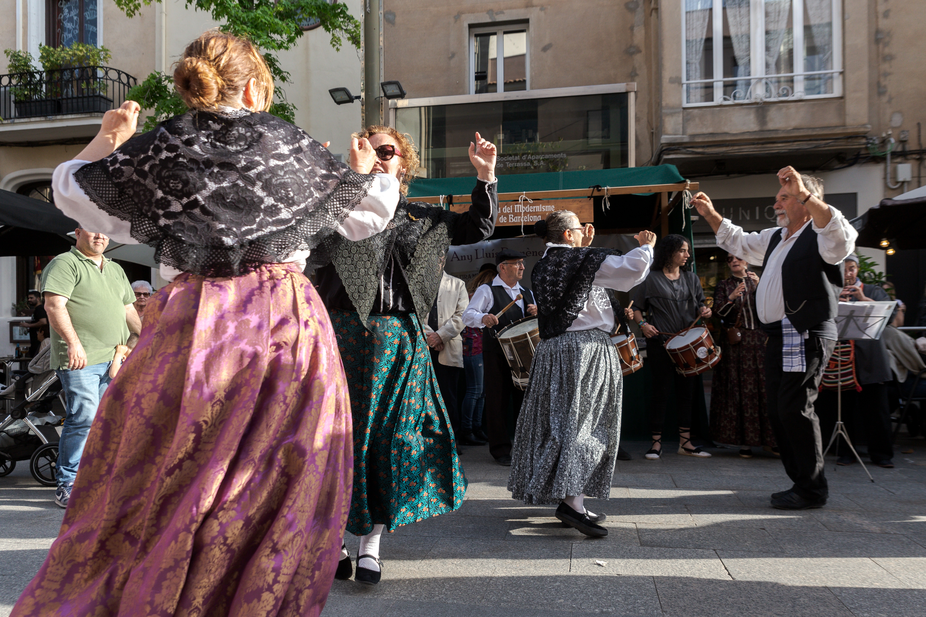 FOTOGALERIA | Sardanes, flamenc i dansa a la Fira Modernista 2023