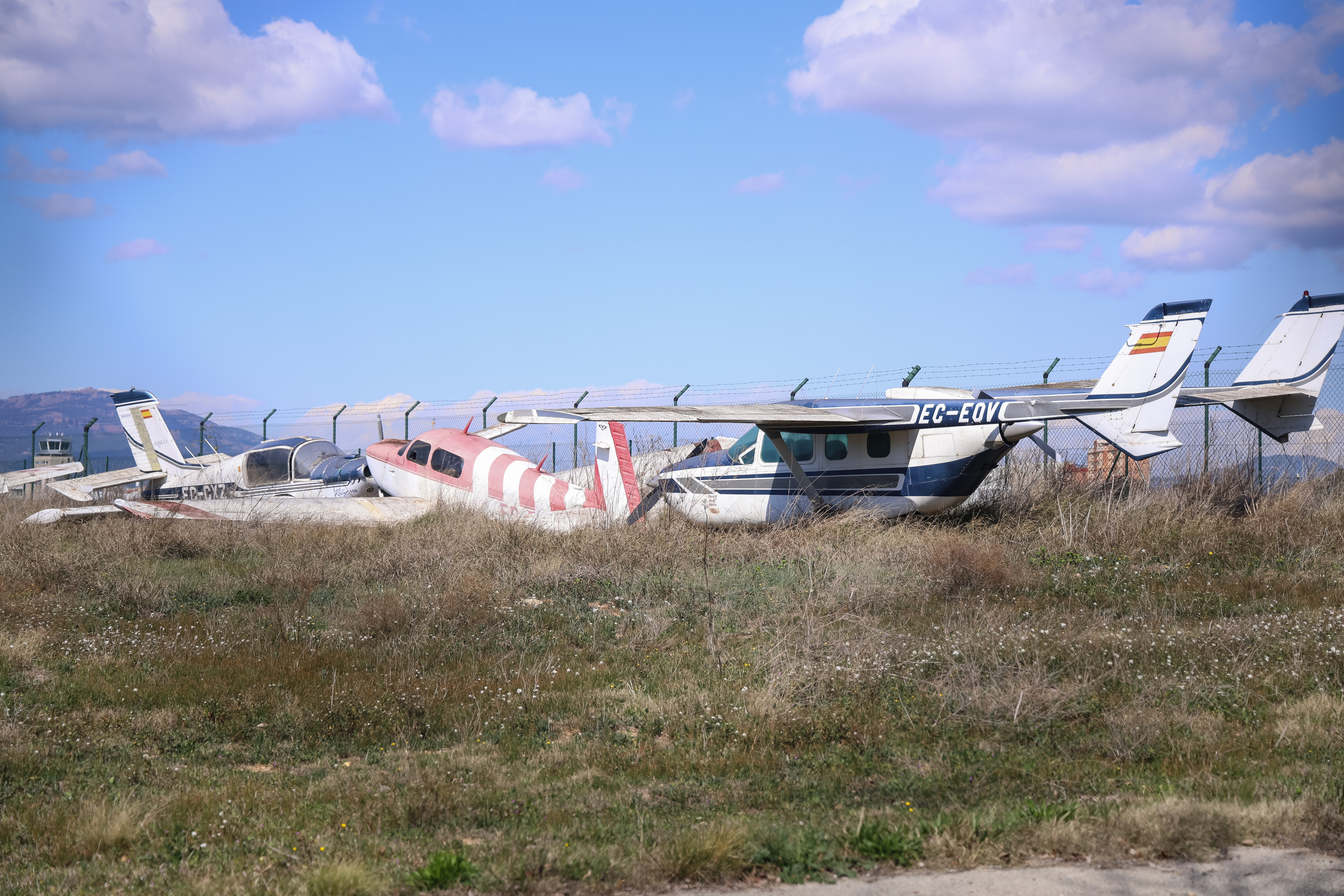 Aena busca els propietaris de 15 avions abandonats