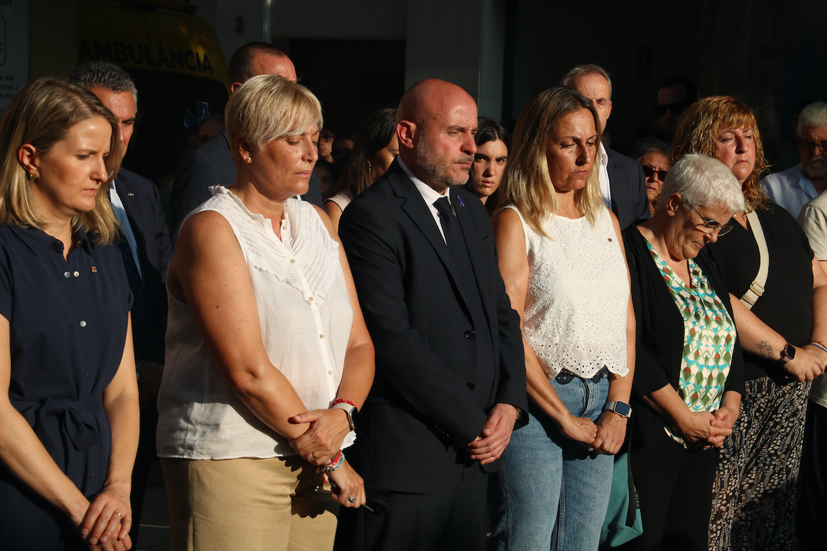 Cinc minuts de silenci a Castellbisbal per condemnar el doble crim masclista al Vallès
