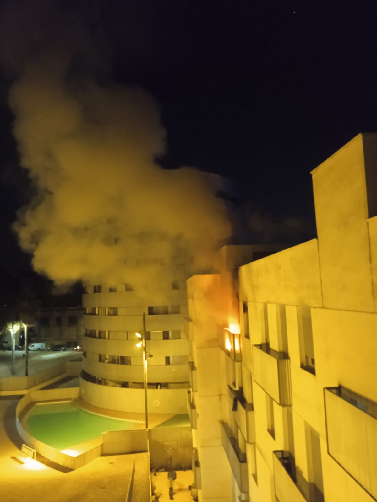 VÍDEO | Incendi de matinada en un pis del Centre per la combustió d'un patinet elèctric