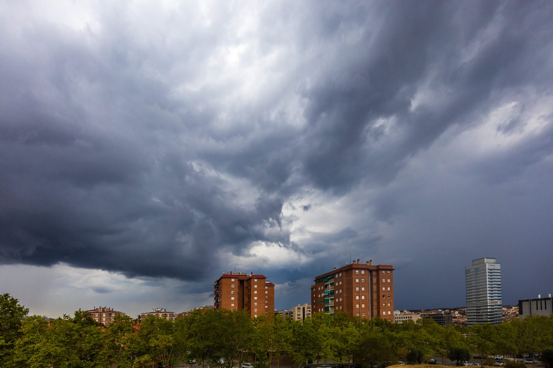 FOTOS | La pluja arriba (amb retard) a Sabadell