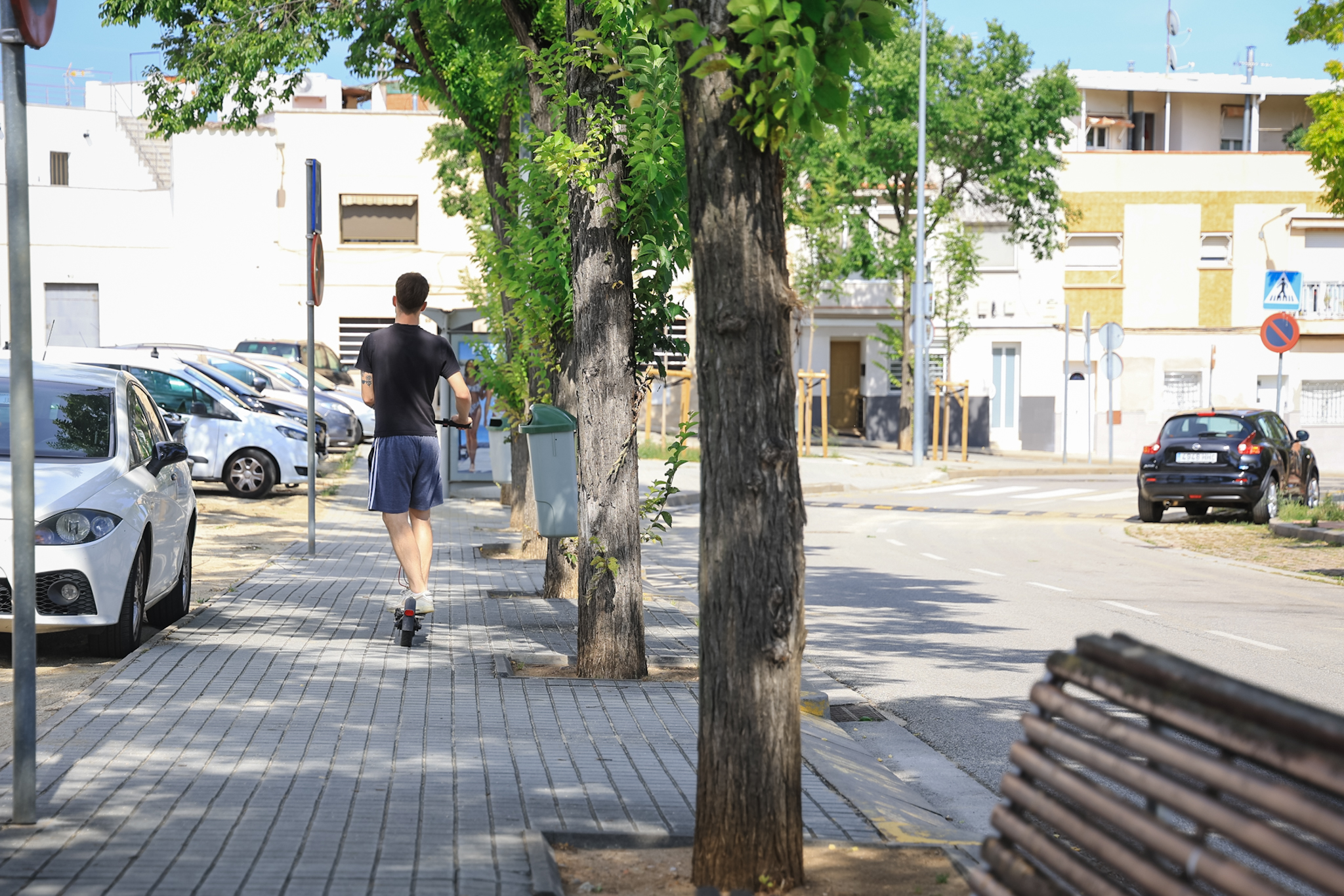Enxampats dos individus circulant a bord d'un patinet que havien robat