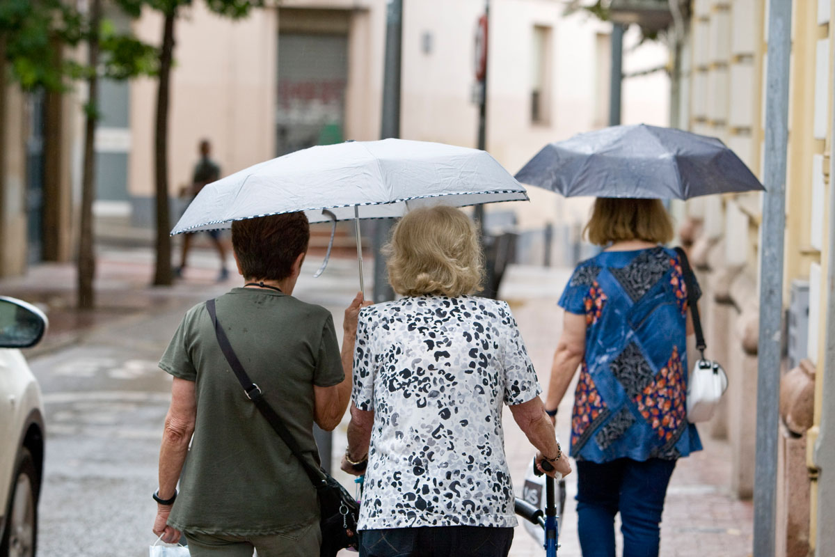 Cel majoritàriament tapat i pluja