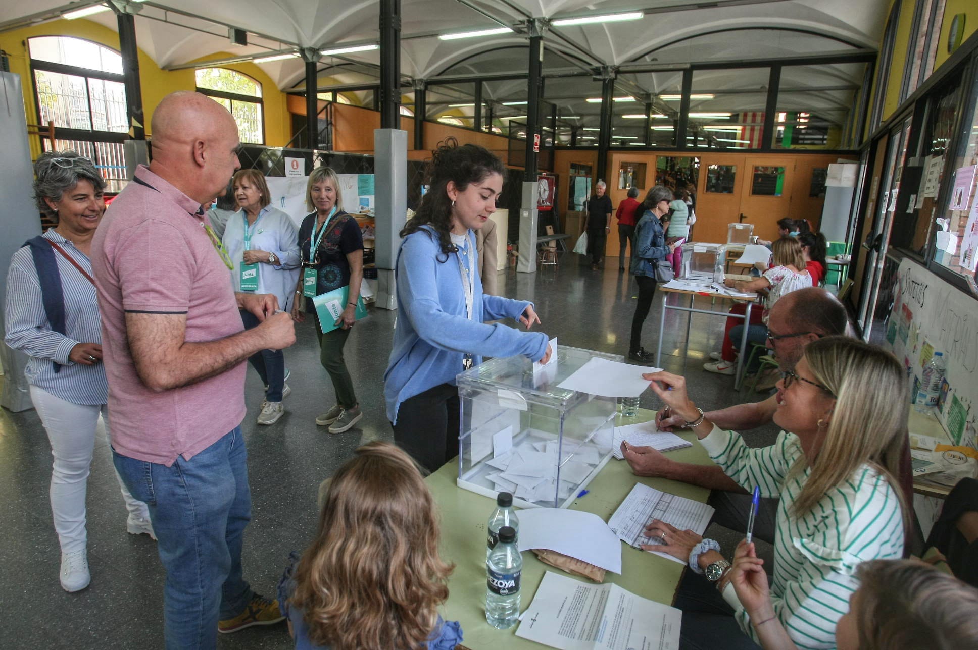 La gent de Terrassa surt a votar