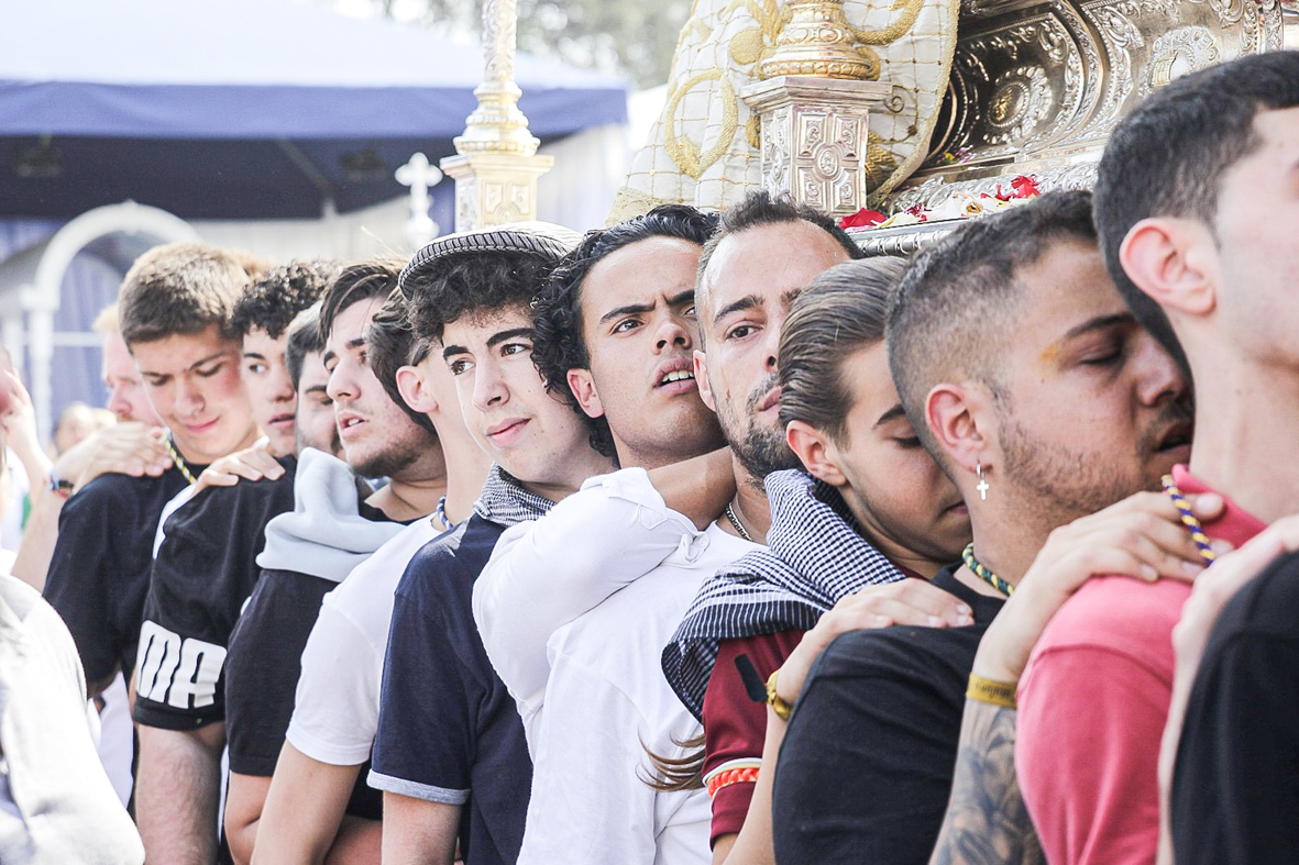 FOTOS | Emocionant processó de la Verge del Rocío a Terrassa