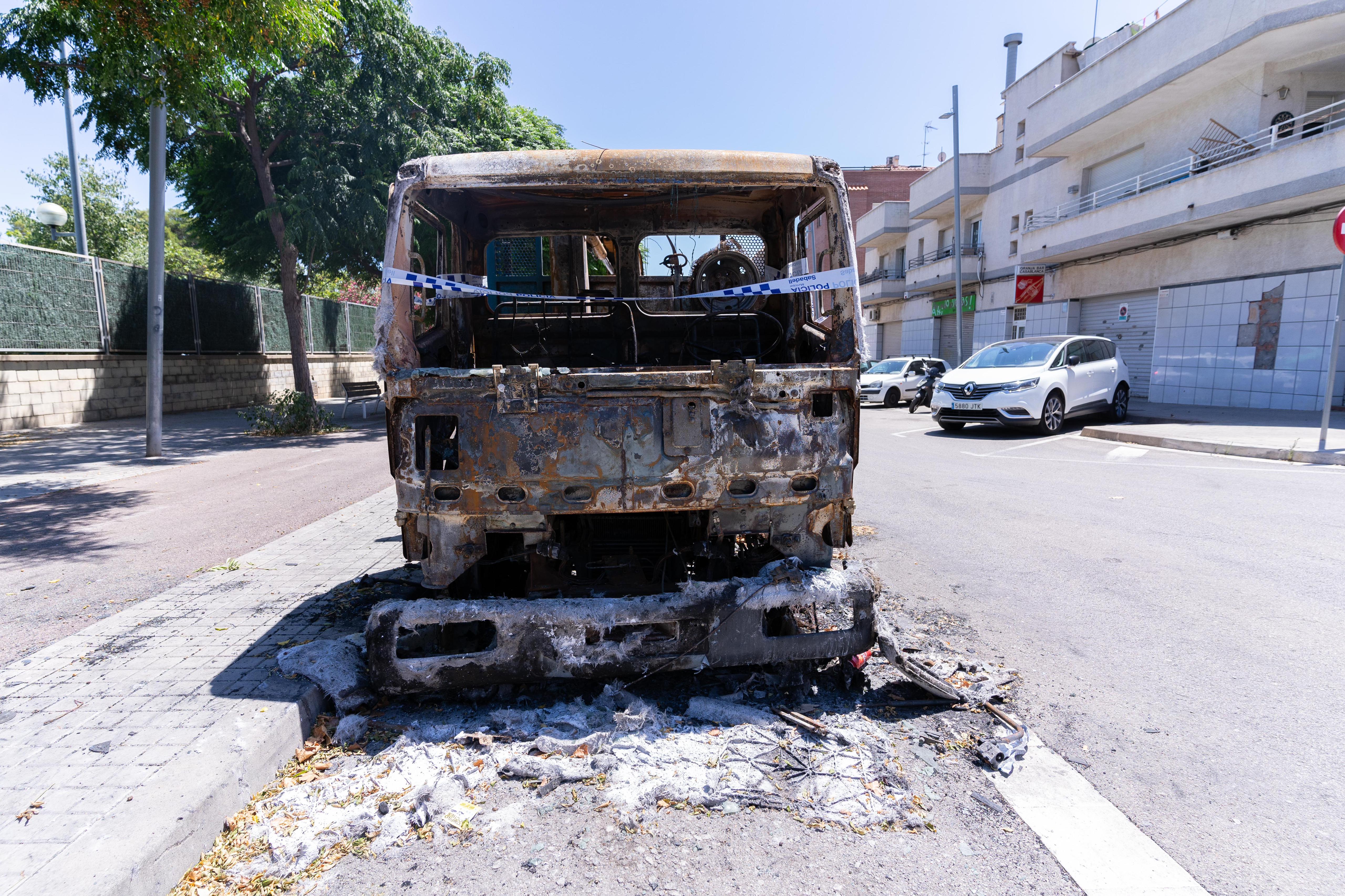 FOTOS | La revenja per l'assassinat masclista de la jove de Ca n'Oriac: una furgoneta apareix cremada