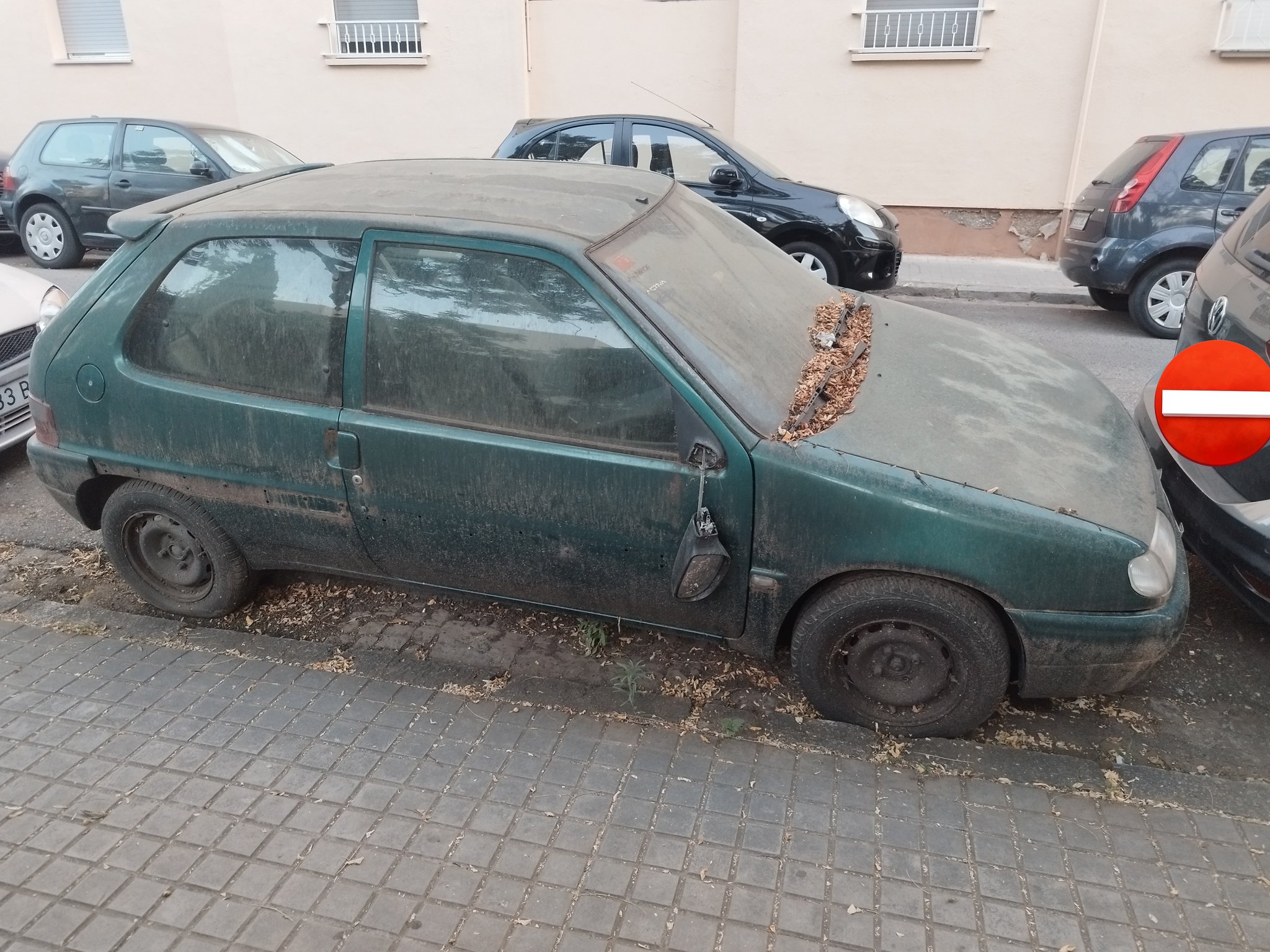 La història del Citroën que ha estat tres anys estacionat al carrer ja té final