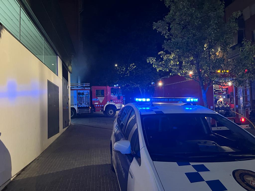 Tres intoxicats i 30 desallotjats en un incendi a Terrassa