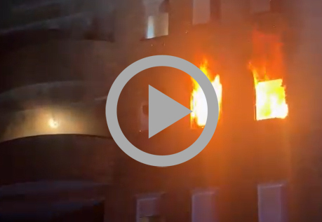 VÍDEO | Un pis destrossat i 17 persones ateses en un incendi a Terrassa