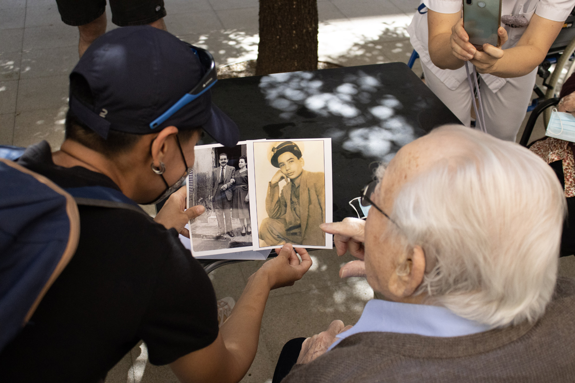 FOTOS | Alumnes de l'INS Santa Eulàlia de Terrassa rescaten records de la gent gran