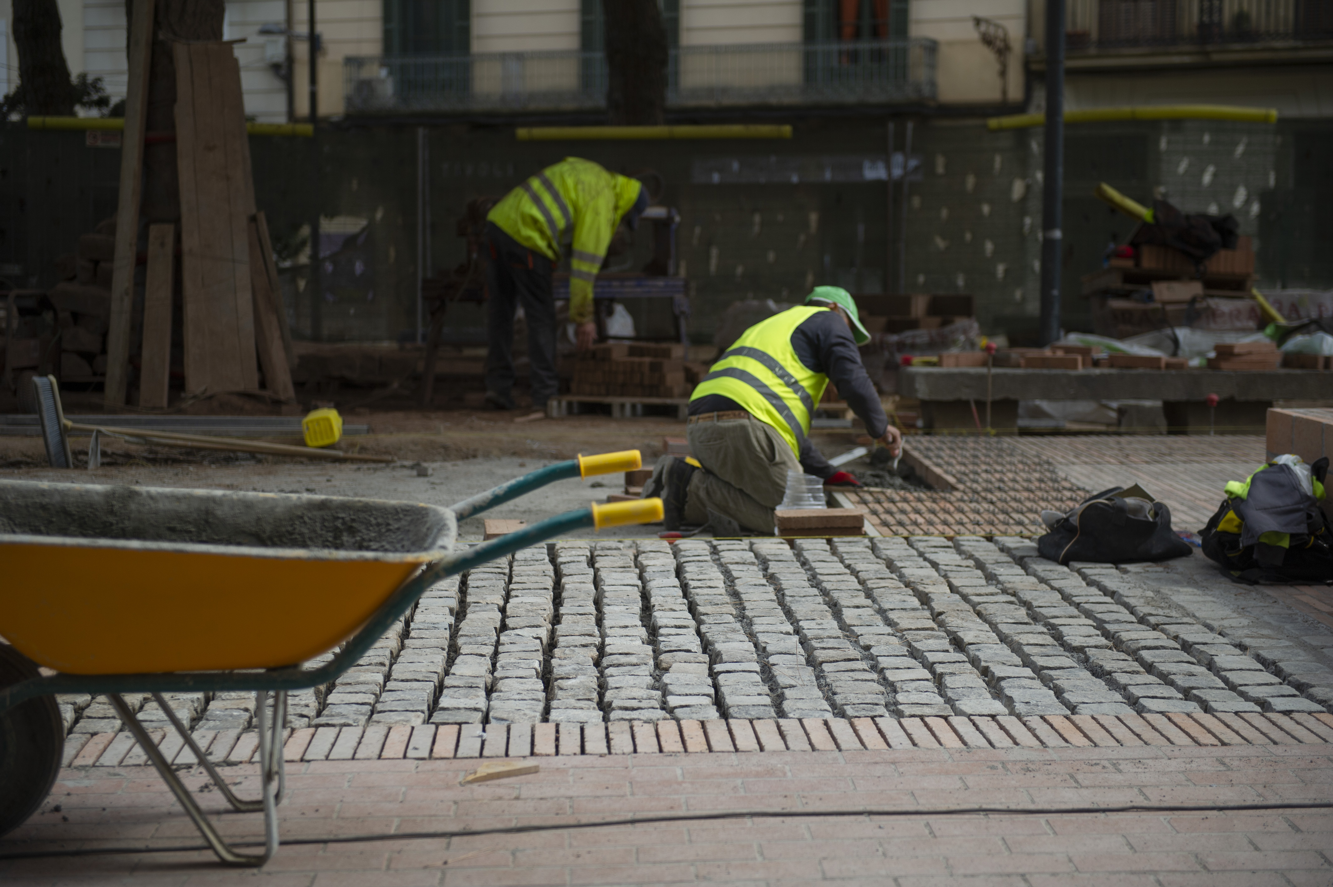 Tallen al trànsit per obres els carrers de la Mina i de la Societat