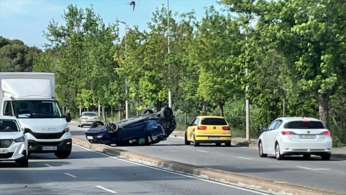 Cotxe bolcat en una topada amb un camió a Terrassa