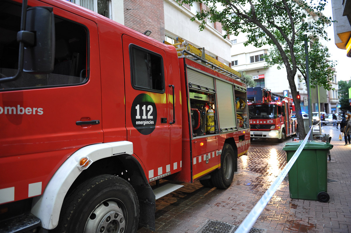 Retiren un arbre a punt de caure al damunt de vehicles a Terrassa