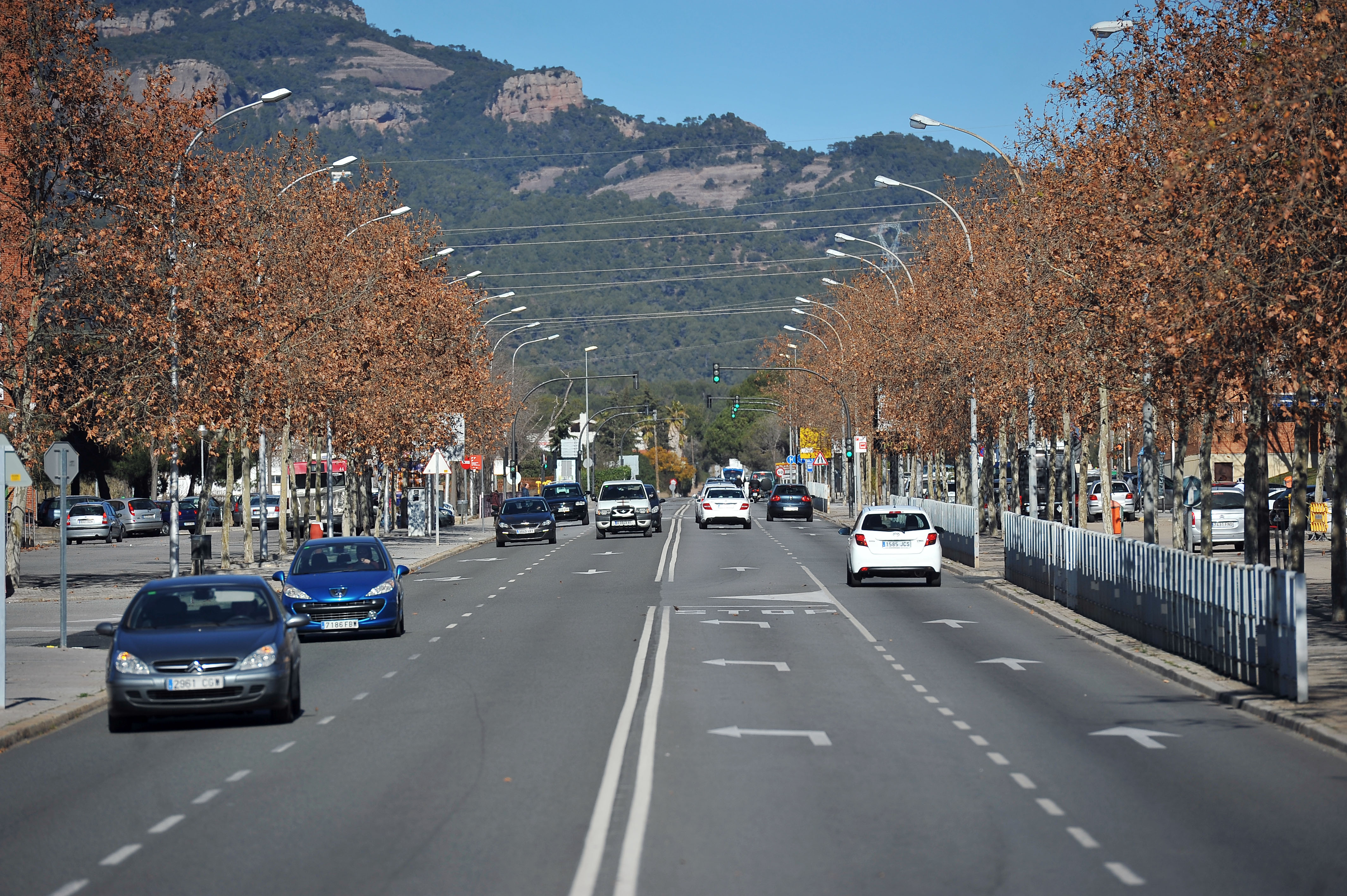 Un camió perd la càrrega de sorra a Terrassa