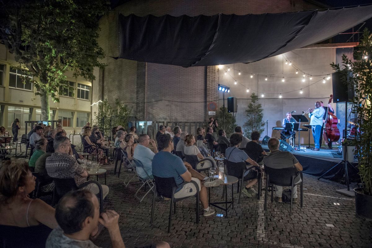 Nits a la fresca al pati de la cava
