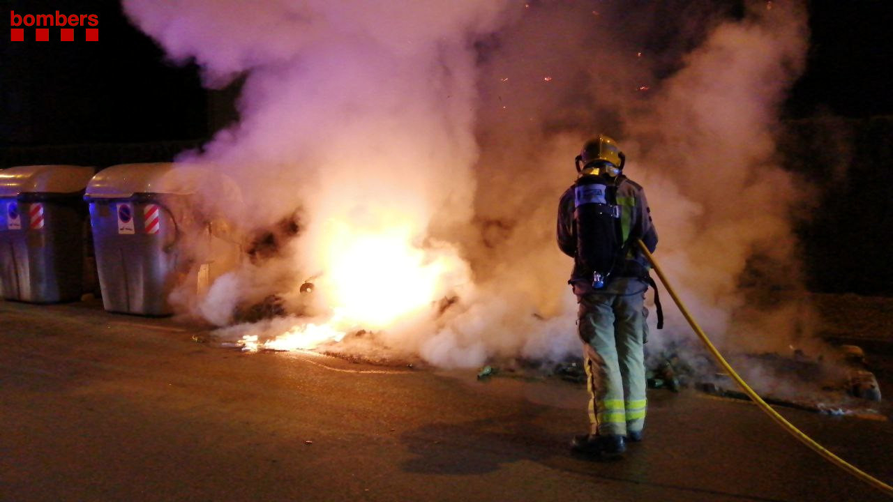 Una vintena de contenidors cremats i diversos vehicles afectats durant la revetlla de Sant Joan a Sabadell