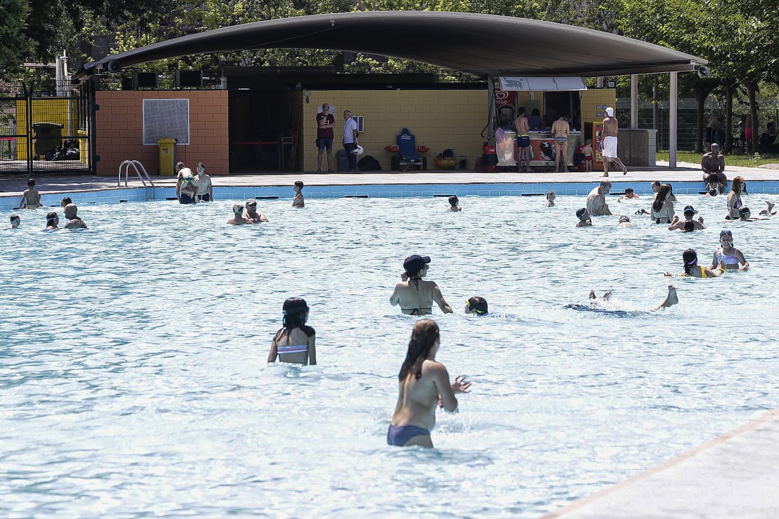 FOTOS | Obertura de les piscines municipals