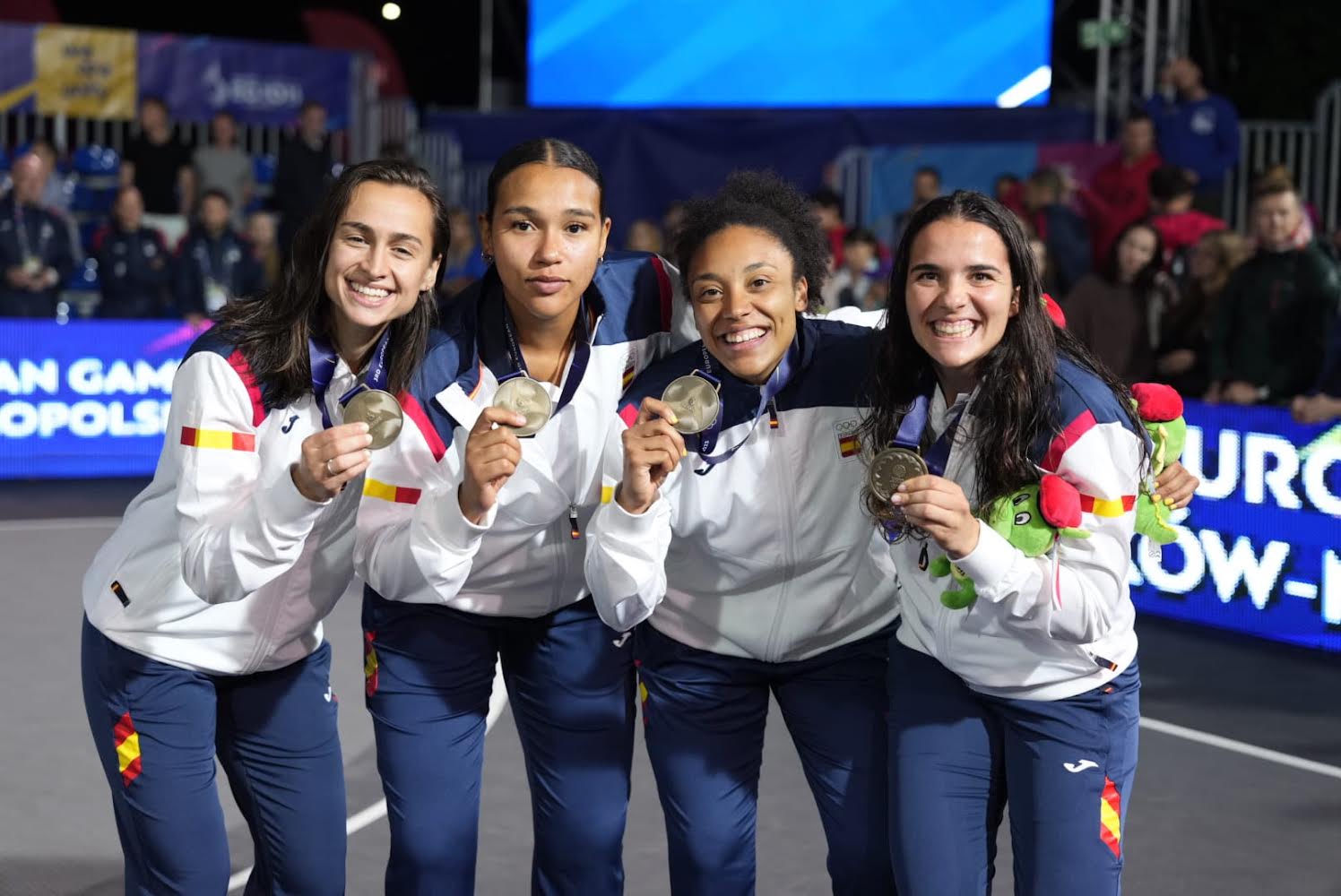 Helena Oma es penja la medalla de bronze en els Jocs Europeus