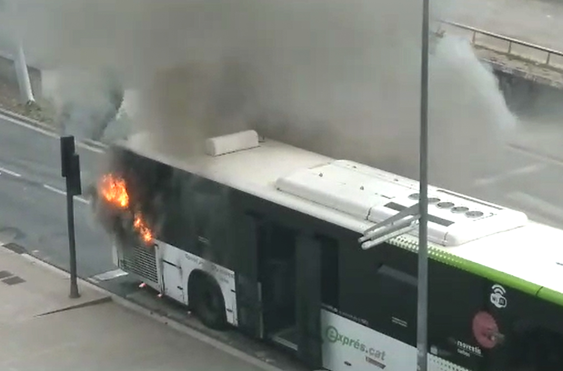 VÍDEOS | Incendi en un bus al passeig del Vint-i-dos de Juliol