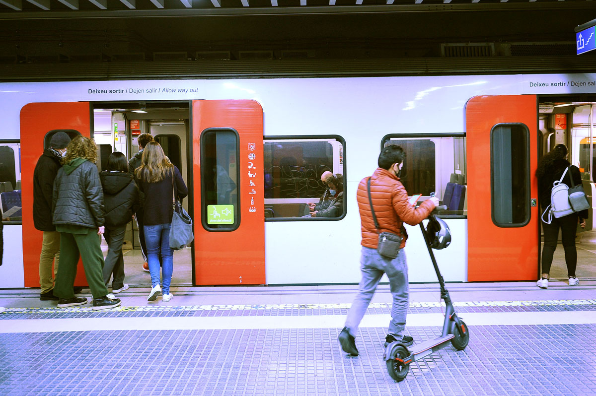 La prohibició de l'ATM d'entrar patinets al transport públic s'allarga fins al 31 d'octubre - 