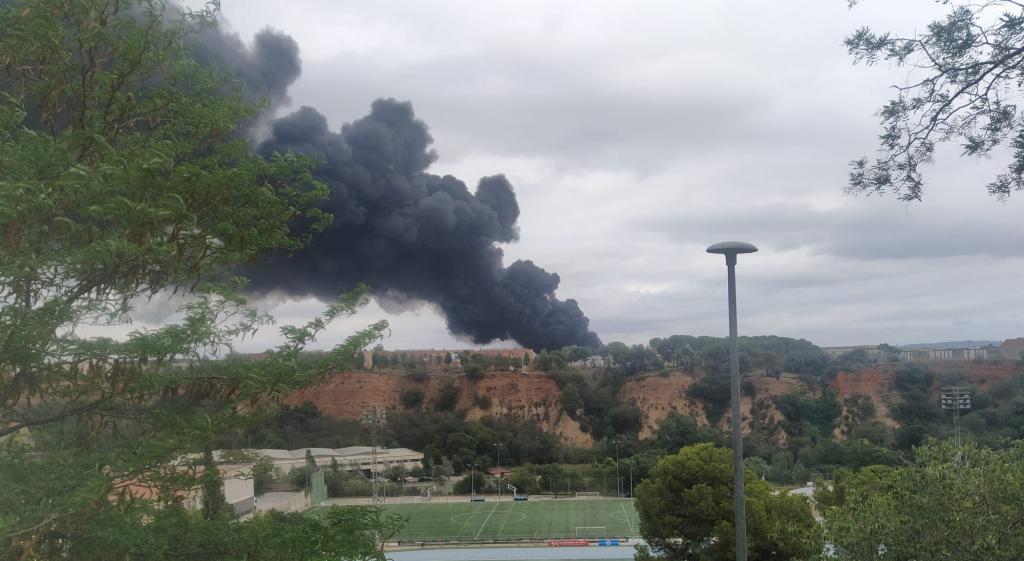 VÍDEO | Un incendi crema a una nau de Sabadell