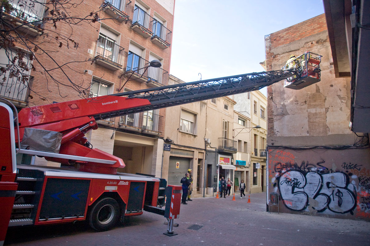 Retiren un para-sol enganxat en cables a Terrassa