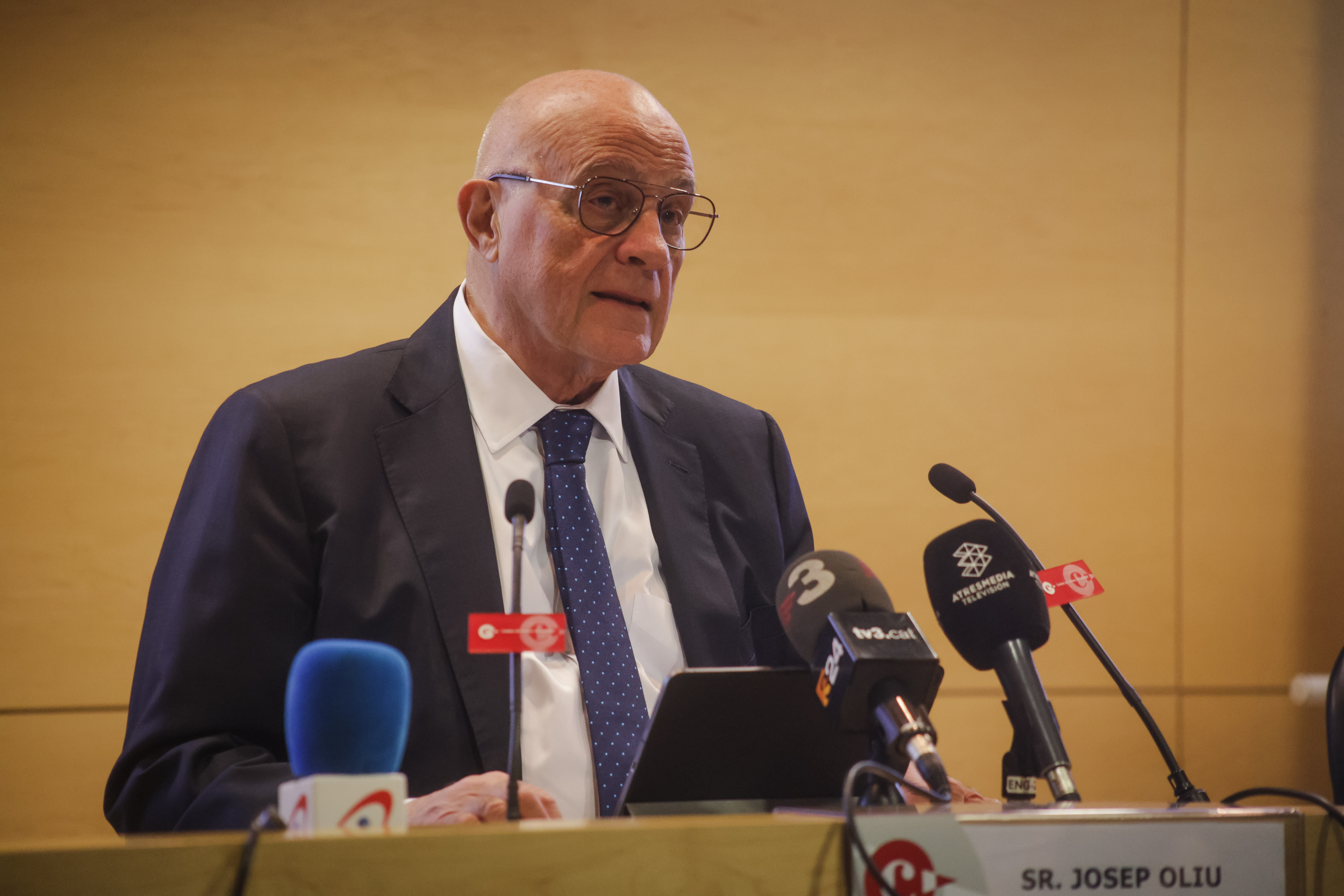 Oliu es compromet amb els accionistes a repartir 2.400 milions d'euros en dividends