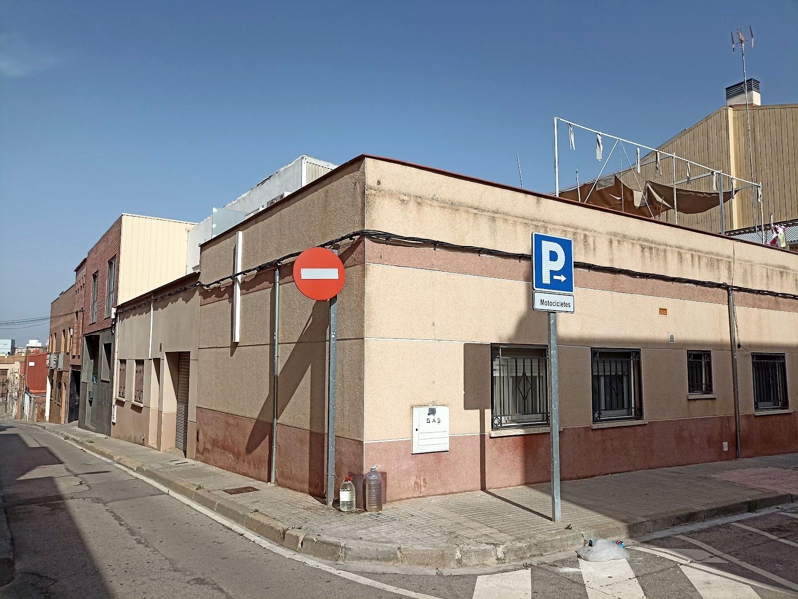 Retiren cables elèctrics aeris a Terrassa