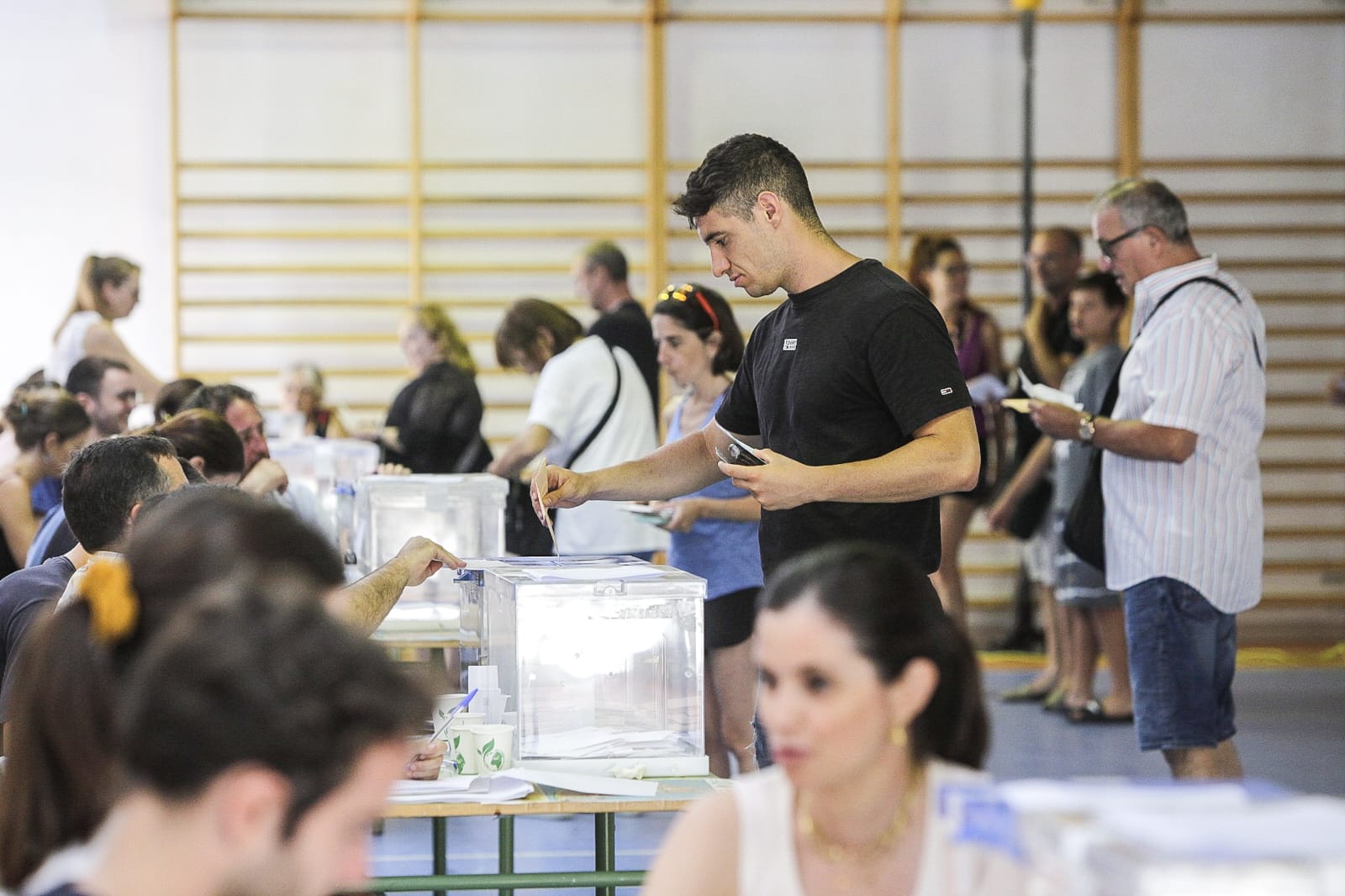 Urnes a punt i terrassencs votant