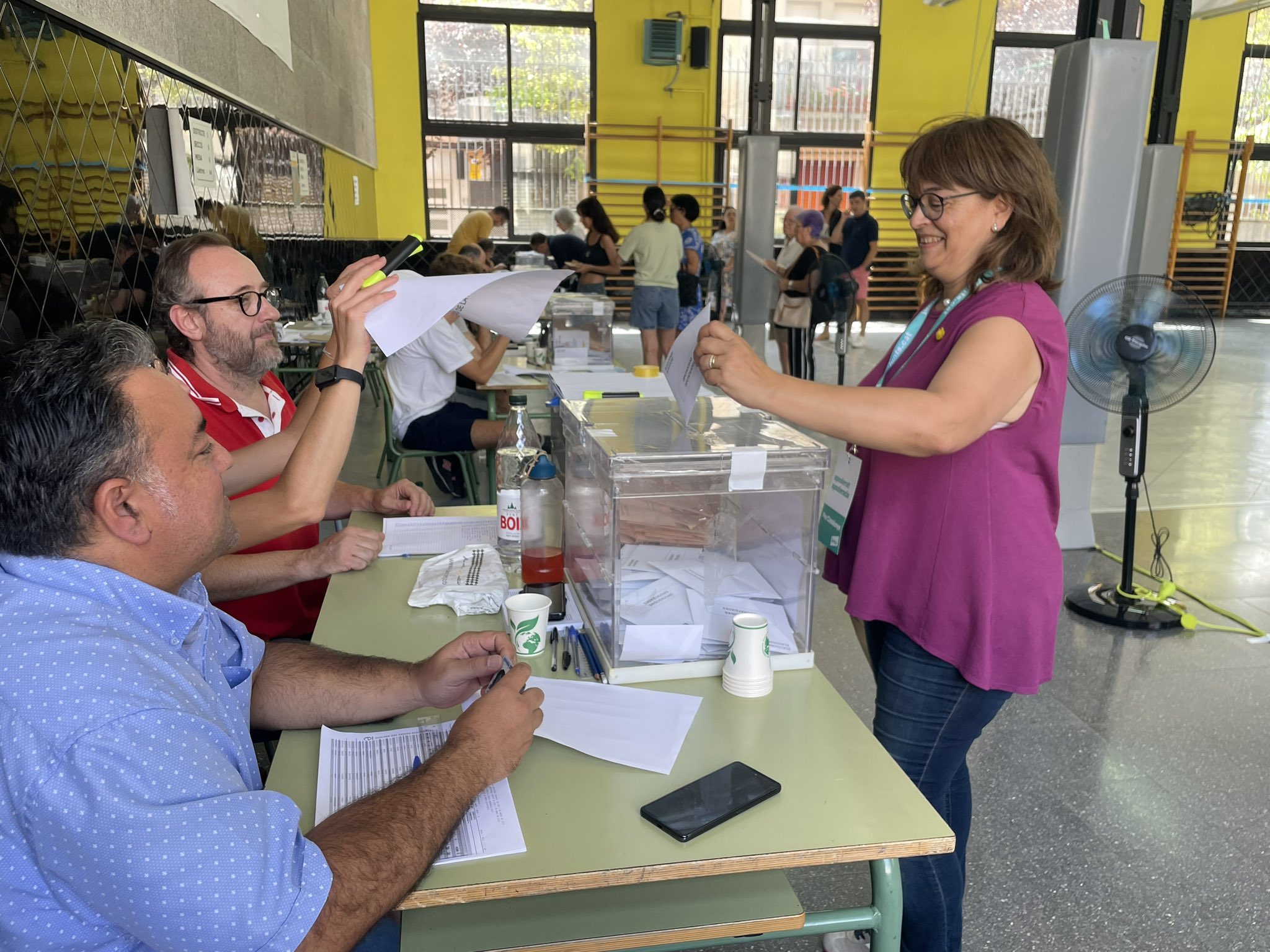 La portaveu de Junts a Terrassa vota