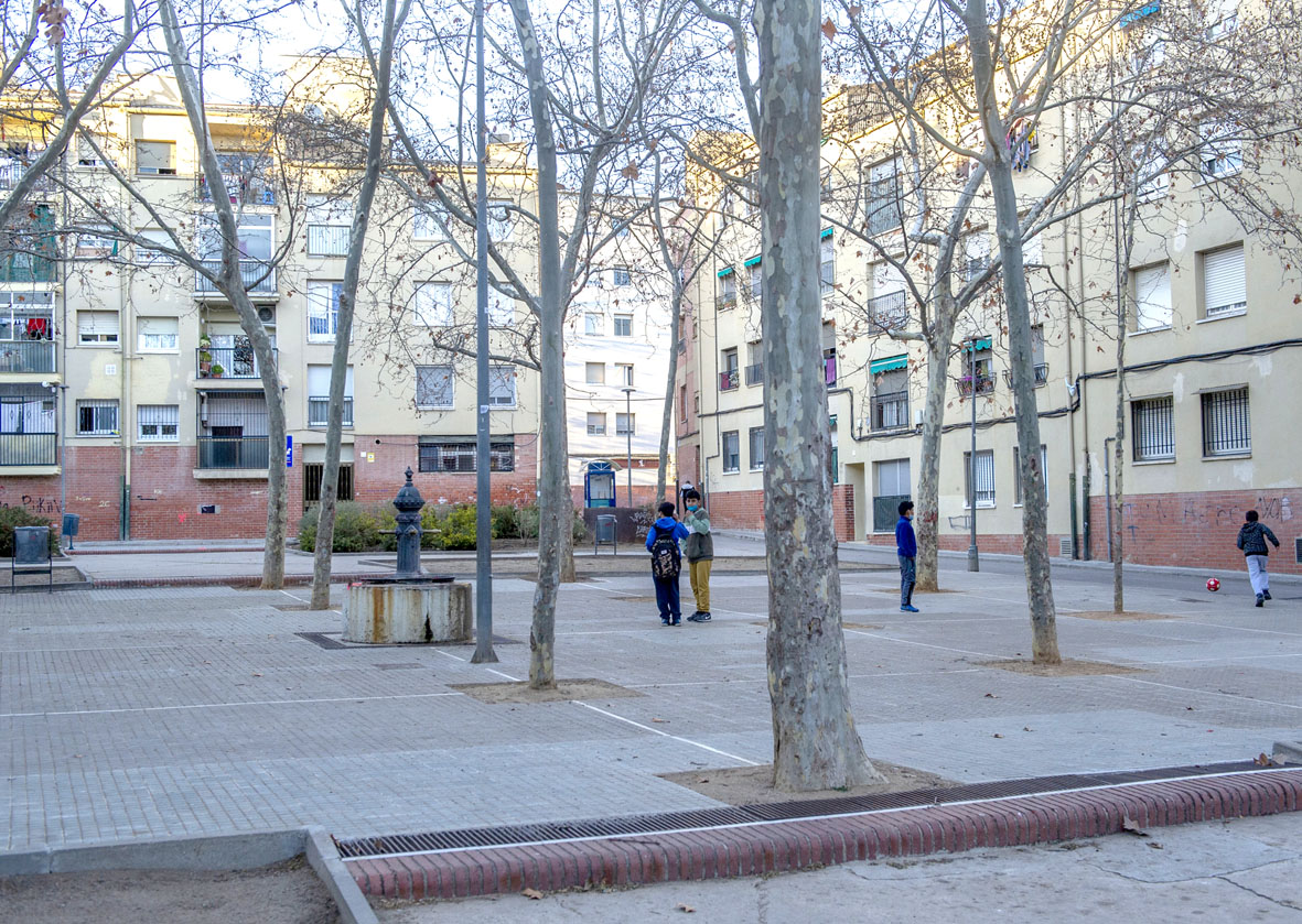 Desallotjat per un incendi un bloc de pisos a Terrassa