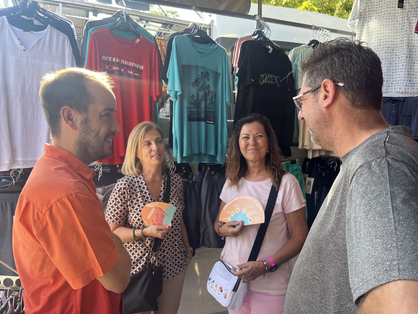 Deu milers de ventalls per suportar millor la calor al mercadal de Terrassa