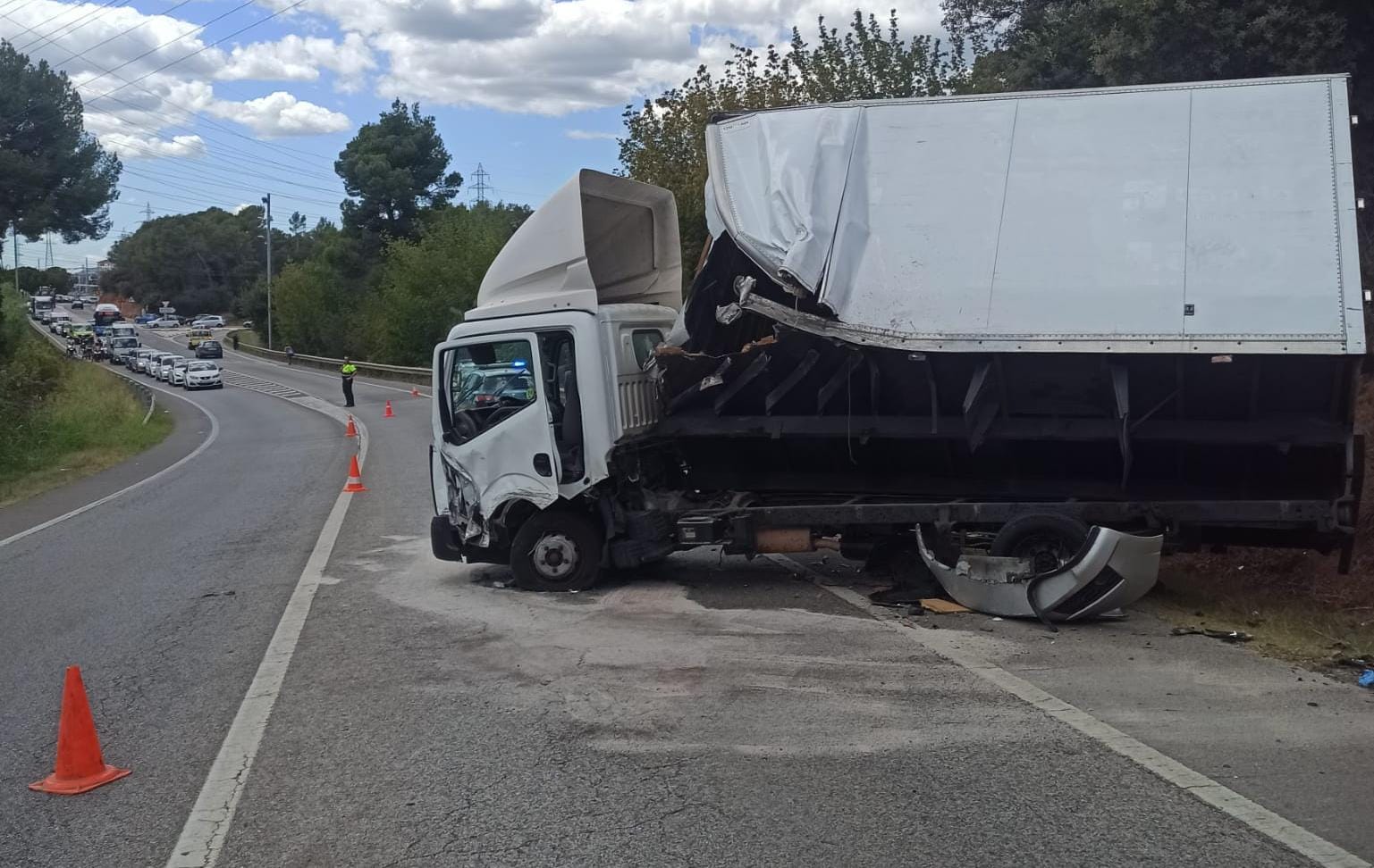 Un camió bolca a la N-150 a Terrassa