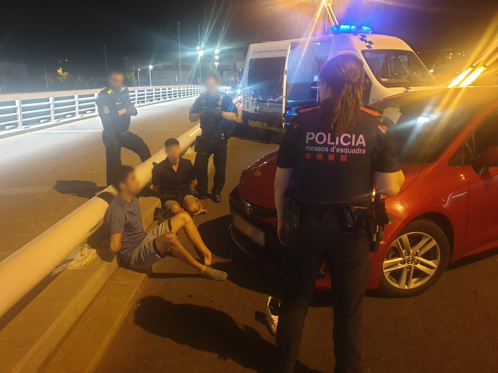 Caçats hores després de robar joies, bosses de mà i una llibreta bancària en una casa