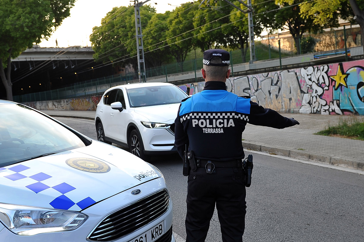 Conduïa de manera erràtica i tenia una ordre judicial de crida