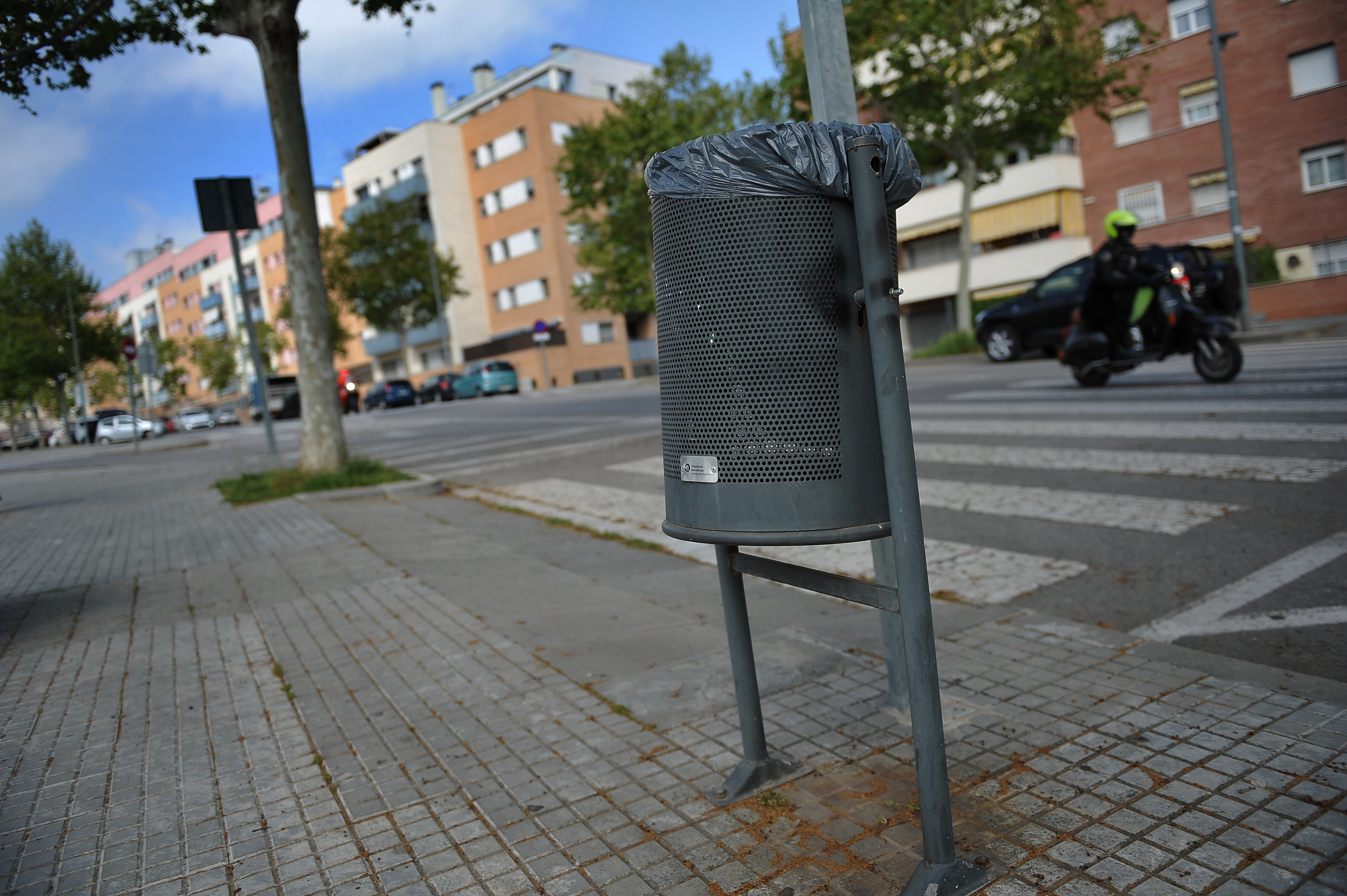 Inundació d'aigua en una rotonda a Terrassa