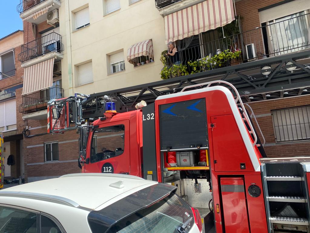 Dos intoxicats en un incendi en un habitatge de Terrassa