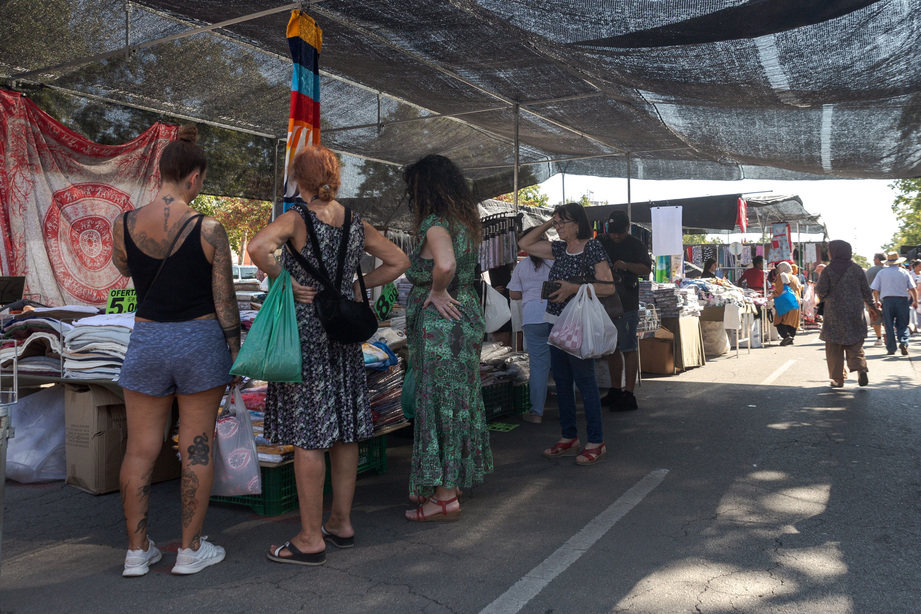 Aigua i ventalls per sobreviure al mercadal més tòrrid