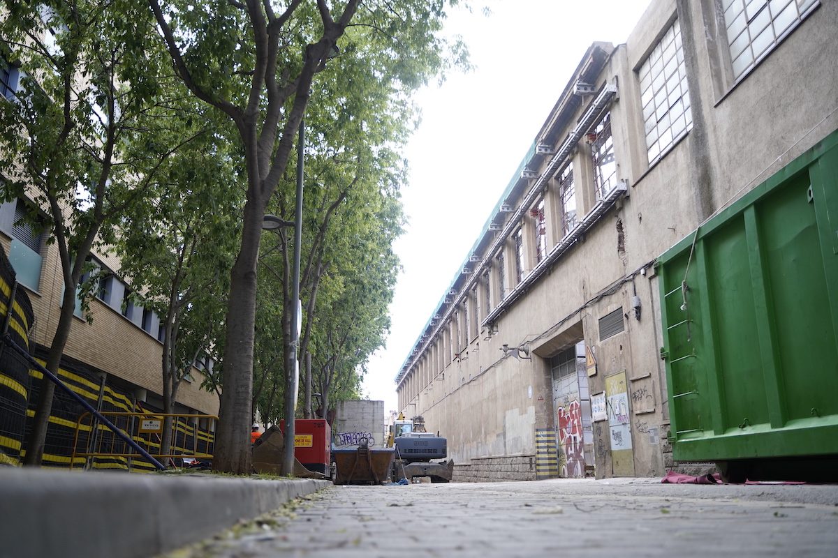 Els braços gegants de la fàbrica Bosser diuen adeu al carrer d'Alemanya