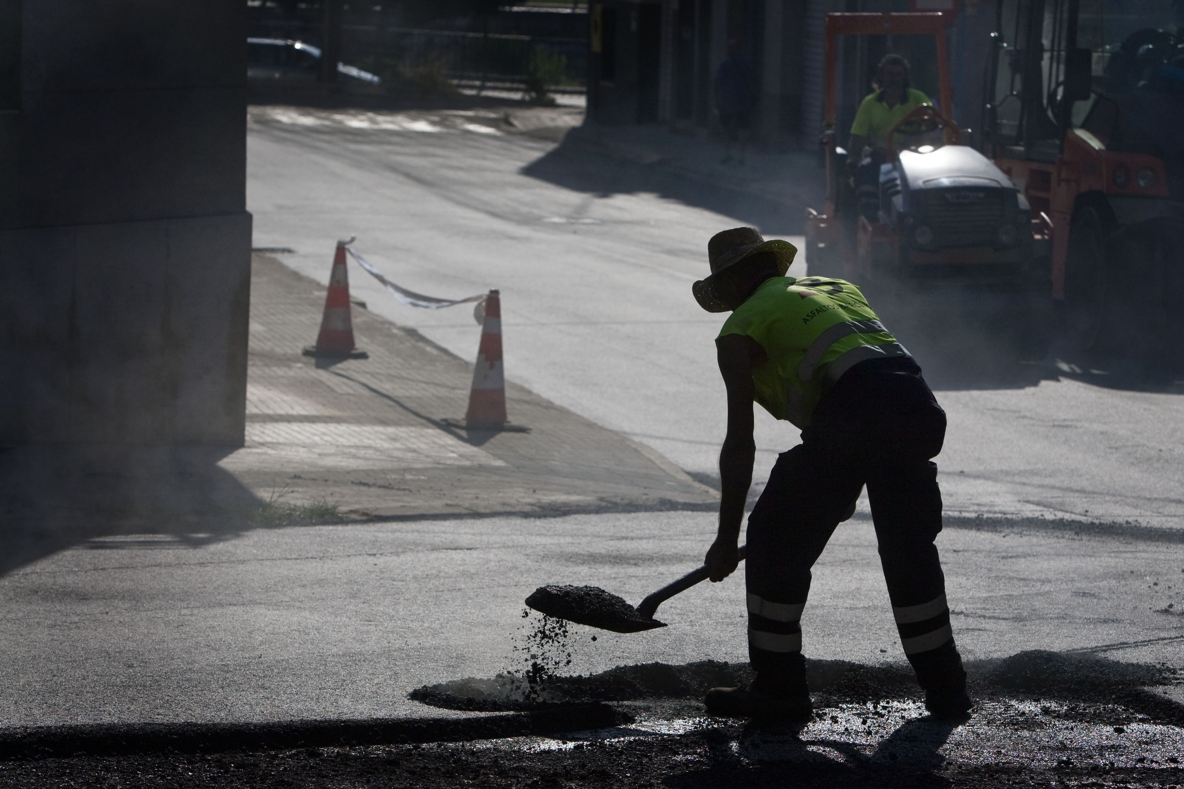 Talls de trànsit a Terrassa per obres d'asfaltat